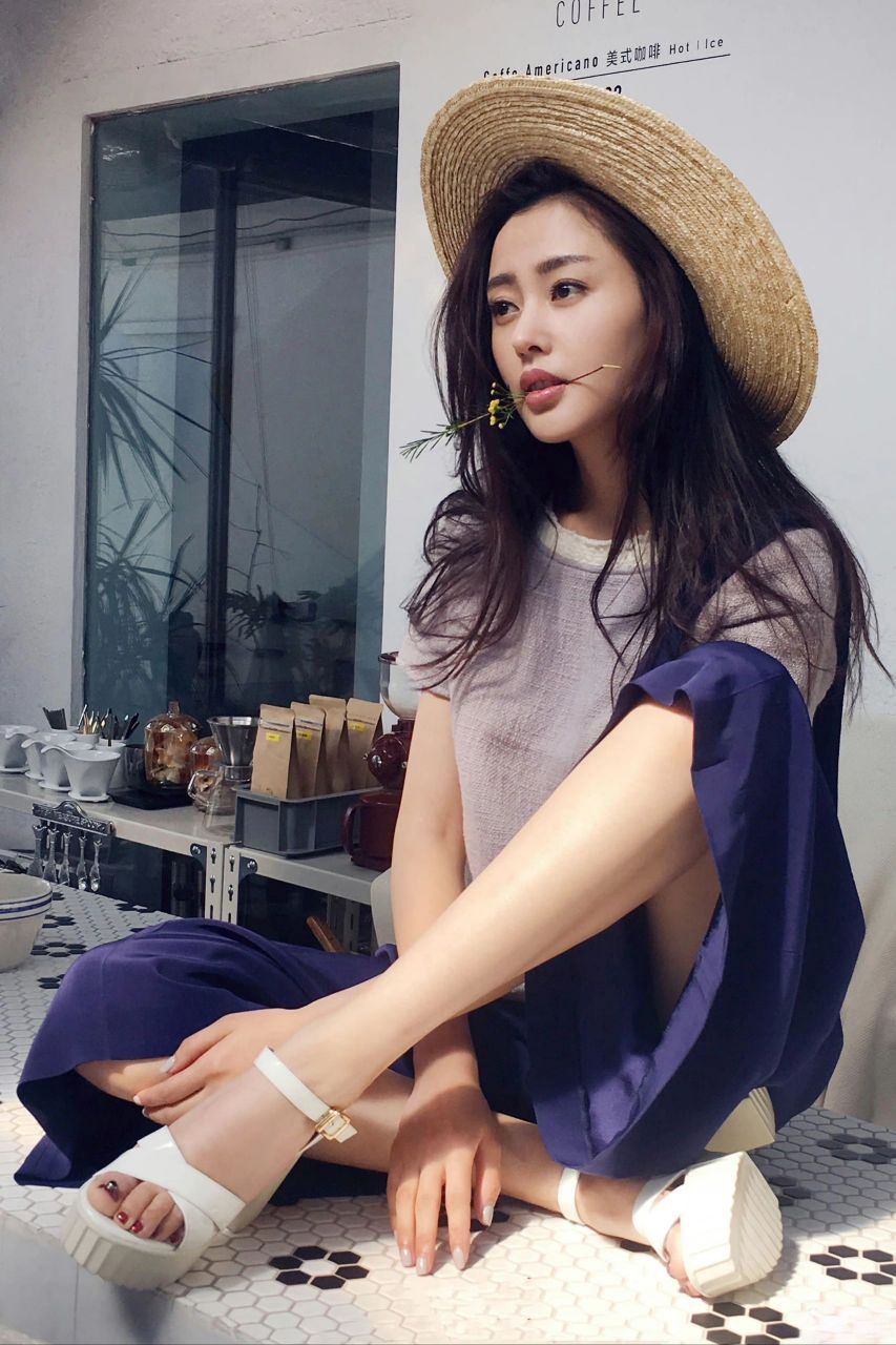 戴草帽的张天爱,美甲高跟魅力十足|||一身很慵懒时尚的搭配 白色高跟
