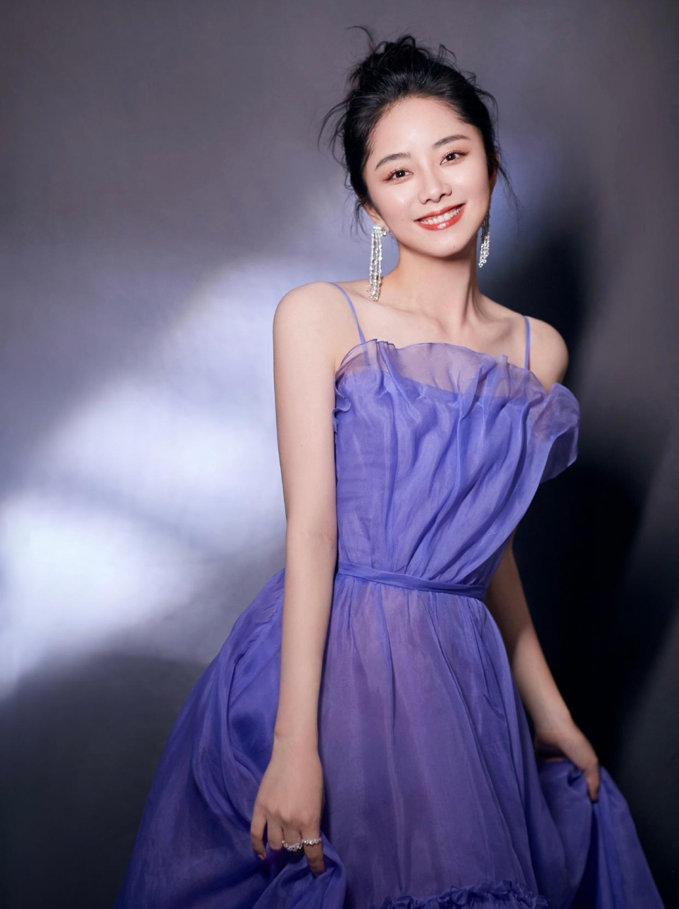 谭松韵身穿紫色吊带连衣裙,优雅迷人.