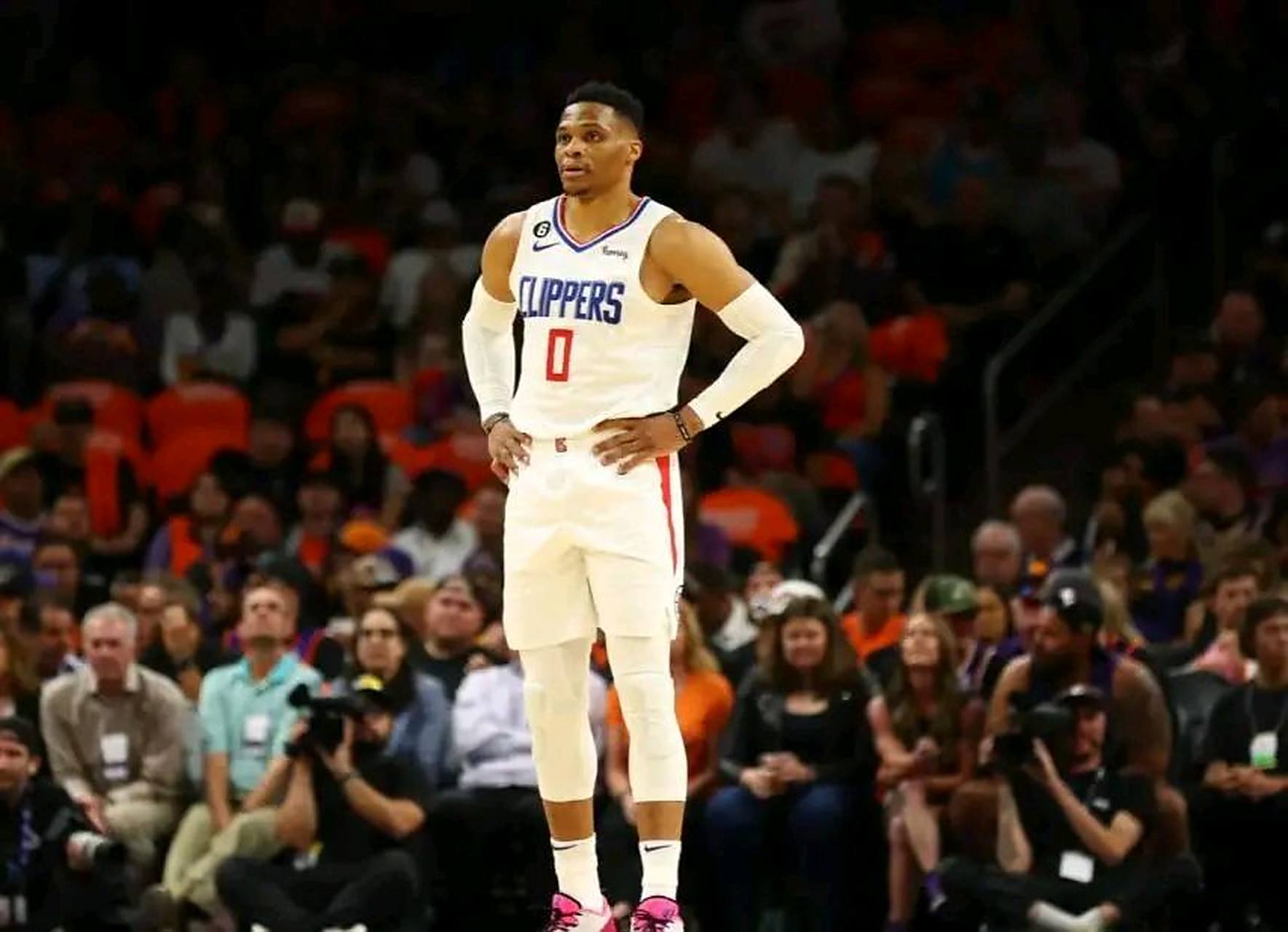 nba# #威少续约快船# 拉塞尔-威斯布鲁克两年780万续约快船,其中刀