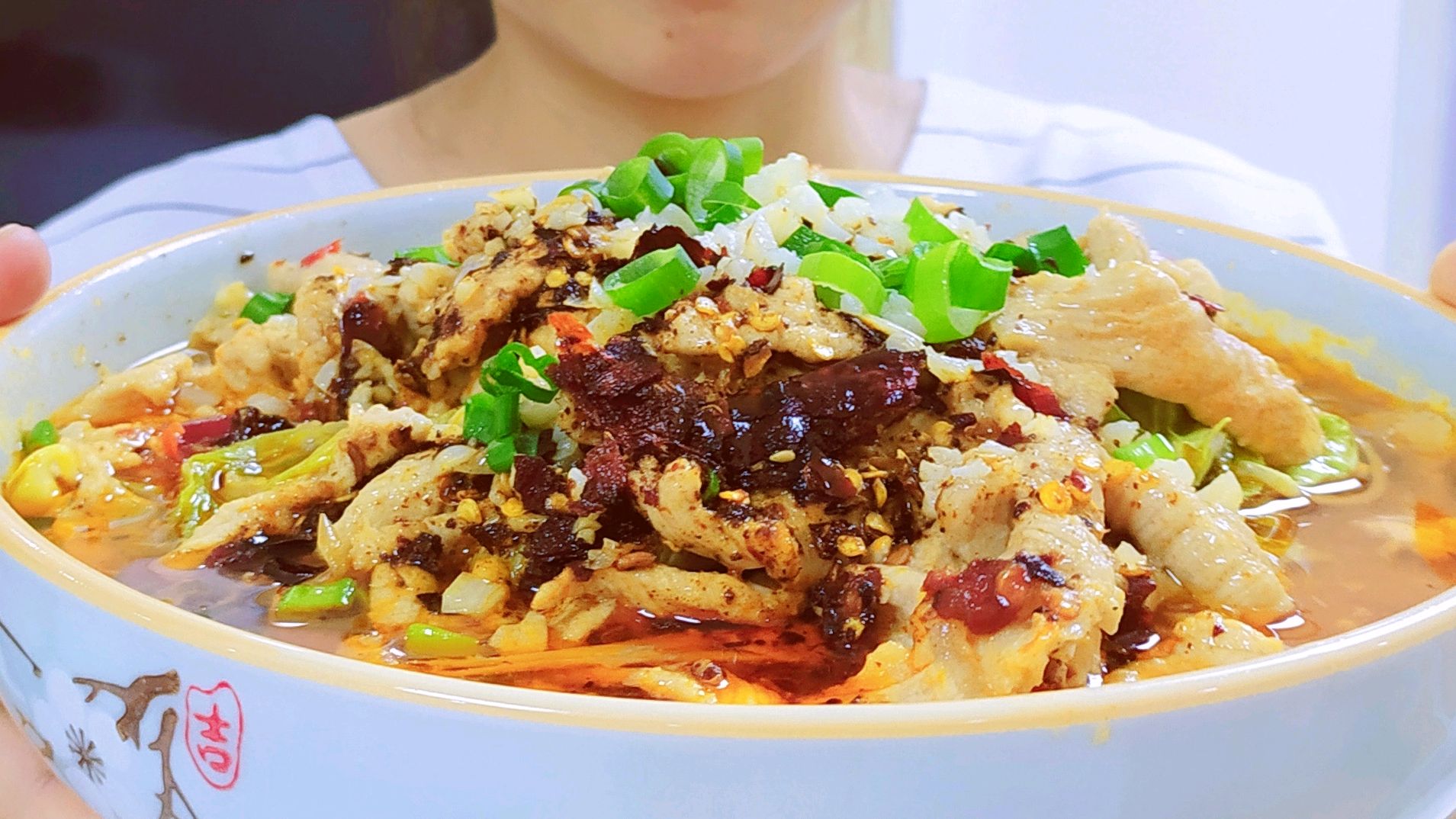 里脊肉加上青菜,麻辣鲜香,肉片滑嫩,一大碗都不够吃!