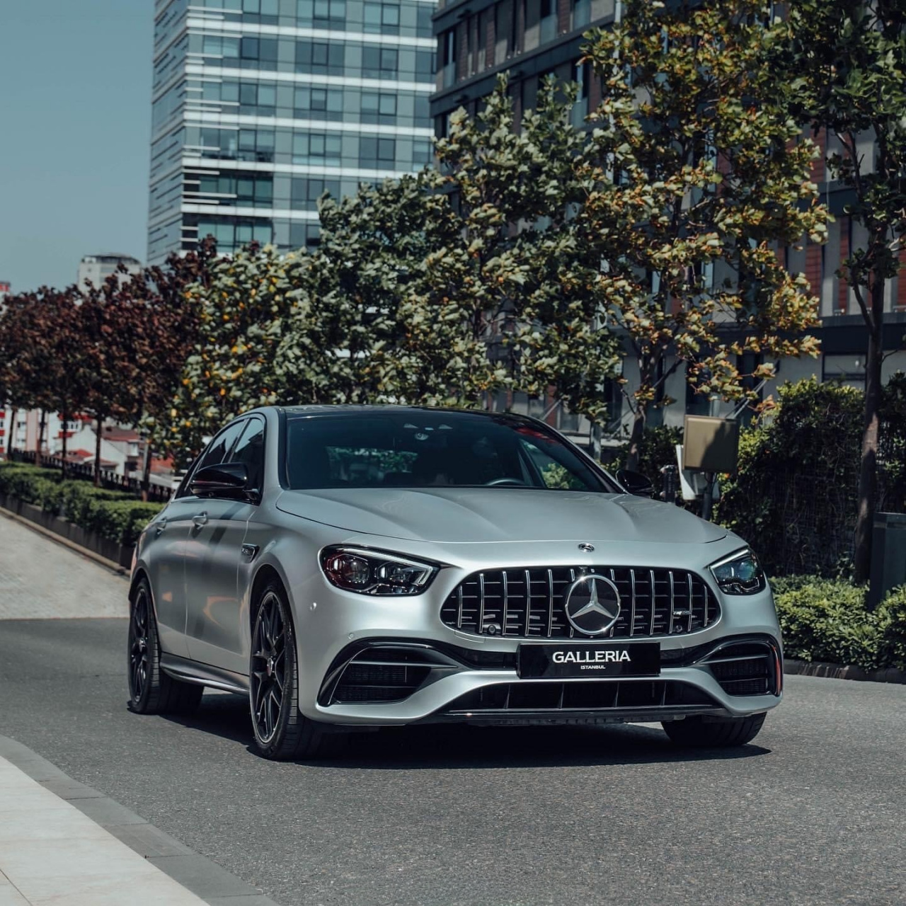 奔驰amg e63s,家族主打色银色amg还是很正点的 676767