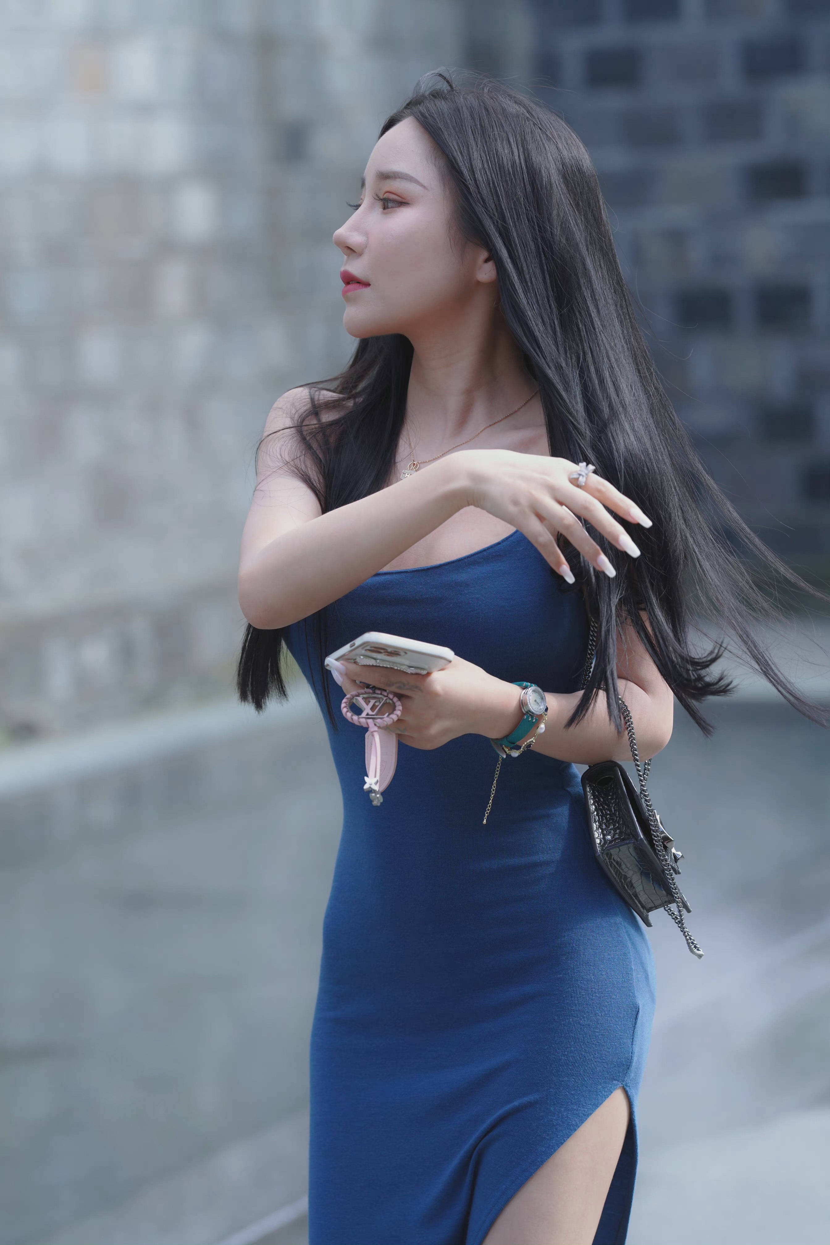 街拍:蓝色开叉裙美女