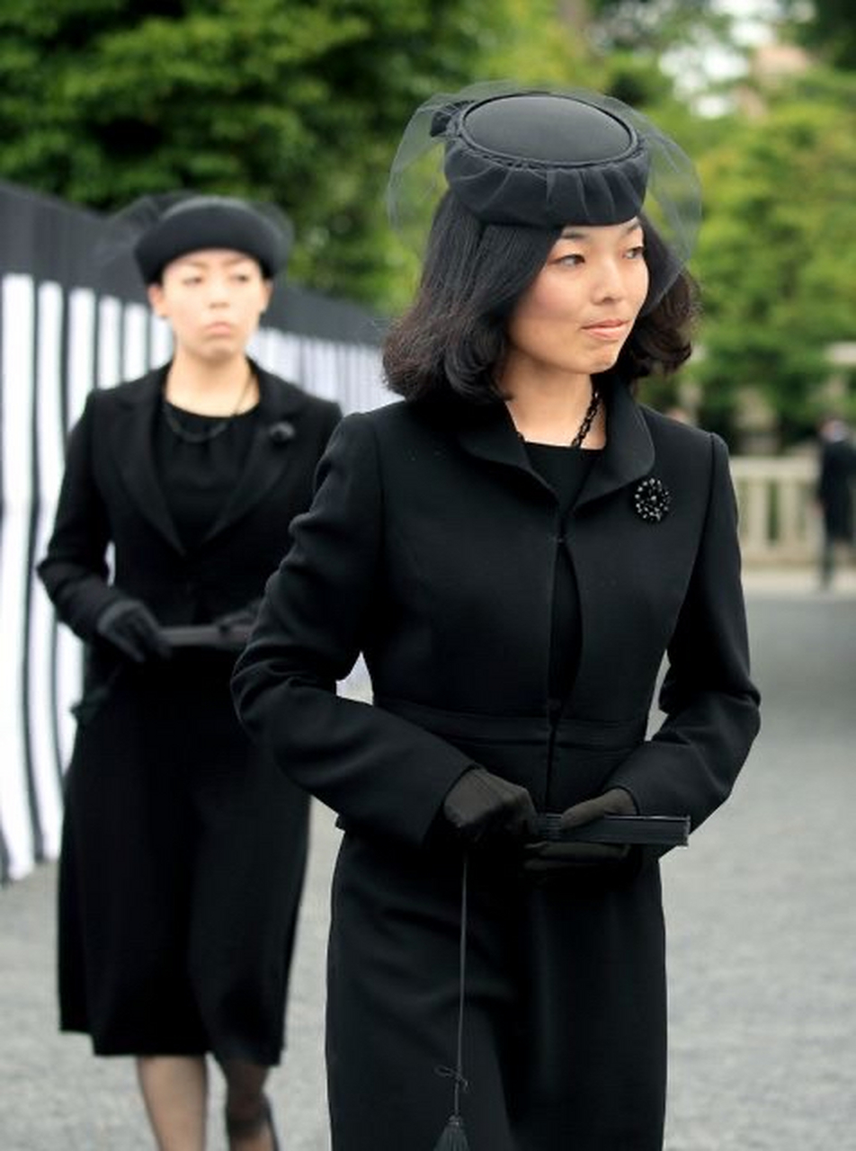 对于日本人来说,花重金备一套丧服,是一件非常重要的事情.