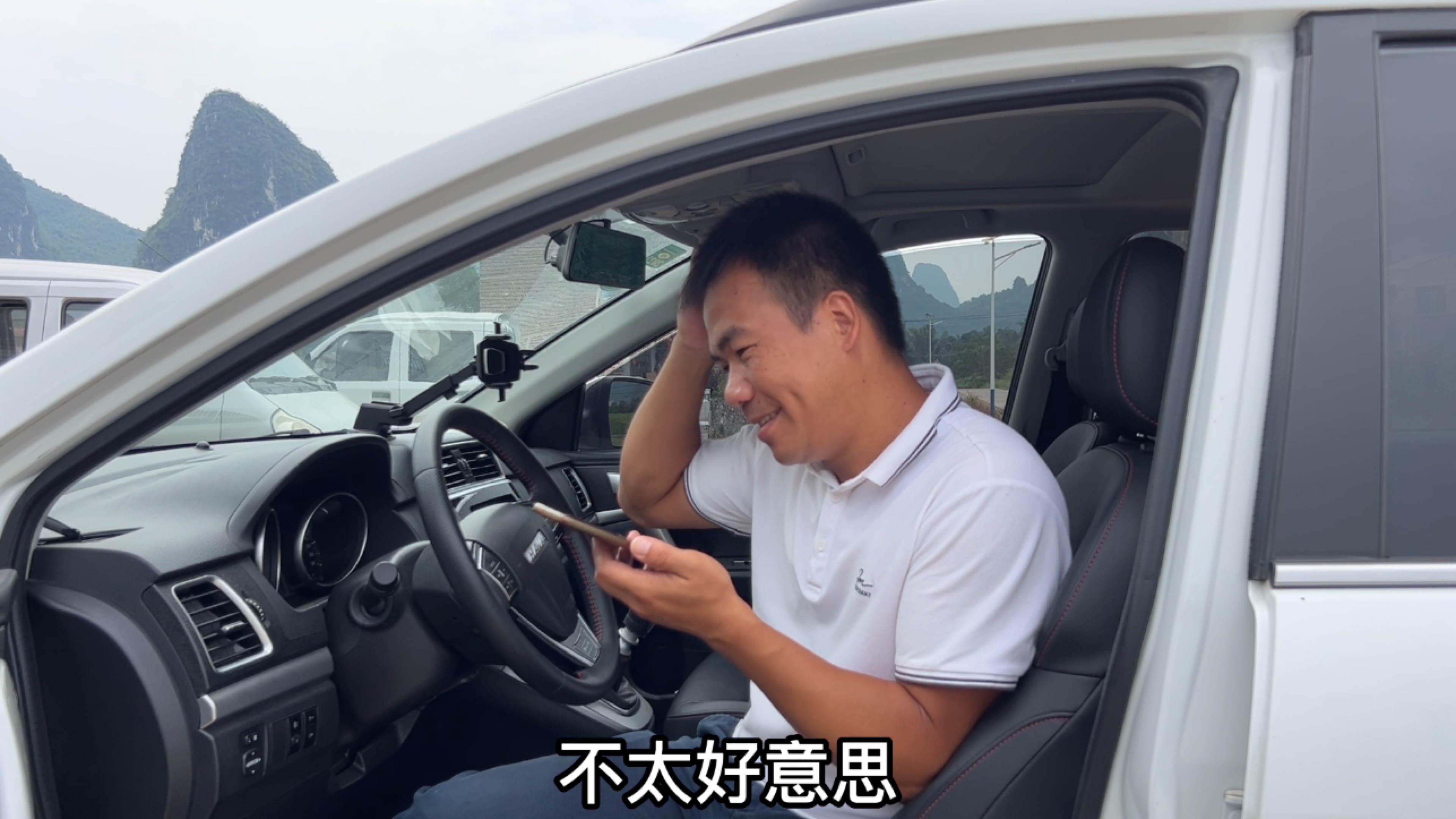 阿金哥去吃酒席，亲戚起哄叫带女朋友来，厚着脸皮打电话给小翠