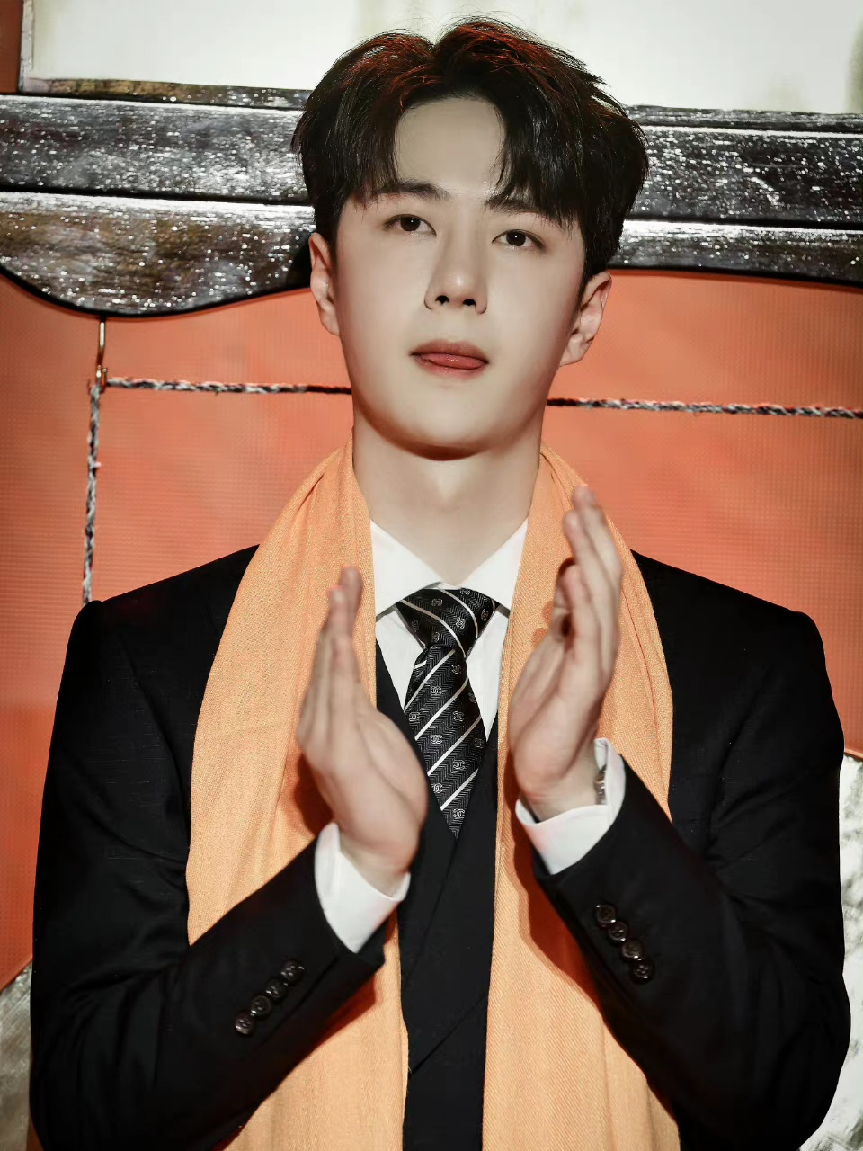 恭喜王一博25岁成为上市公司股东,乐华娱乐今日举行港交所上市庆祝