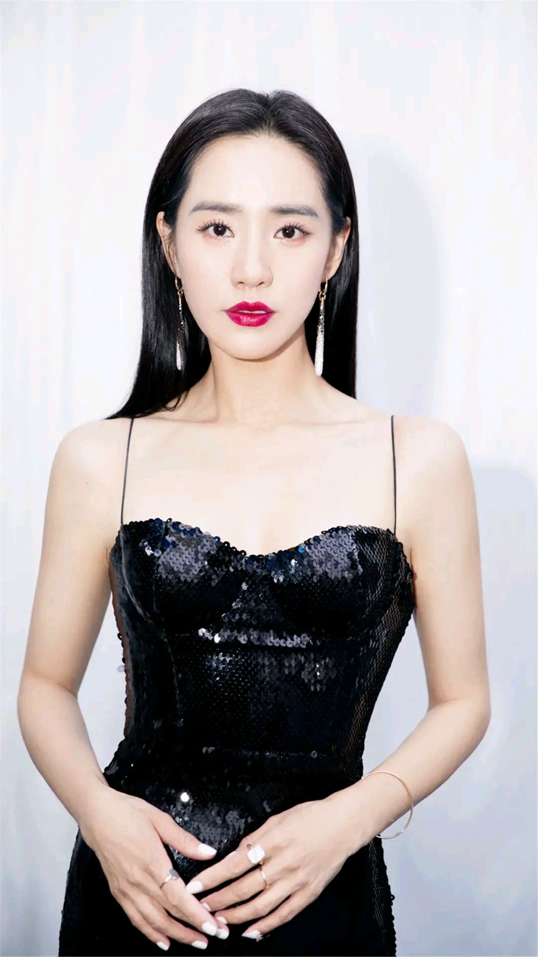 王智精美壁纸:全身散发着迷人优雅大方气息,超有女人味!