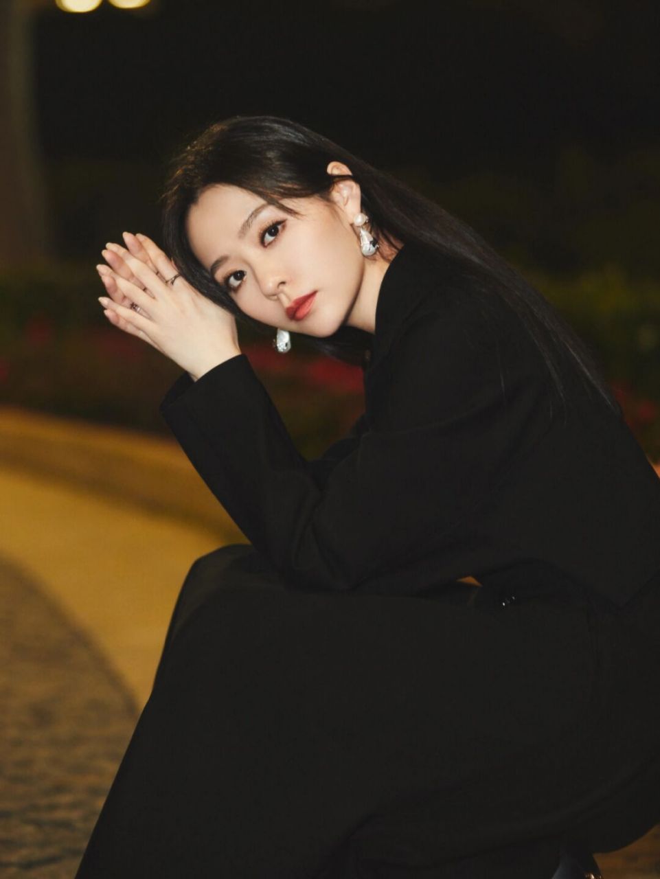 张靓颖拍写真穿搭,穿黑色西服领连衣裙,气场成熟有魅力