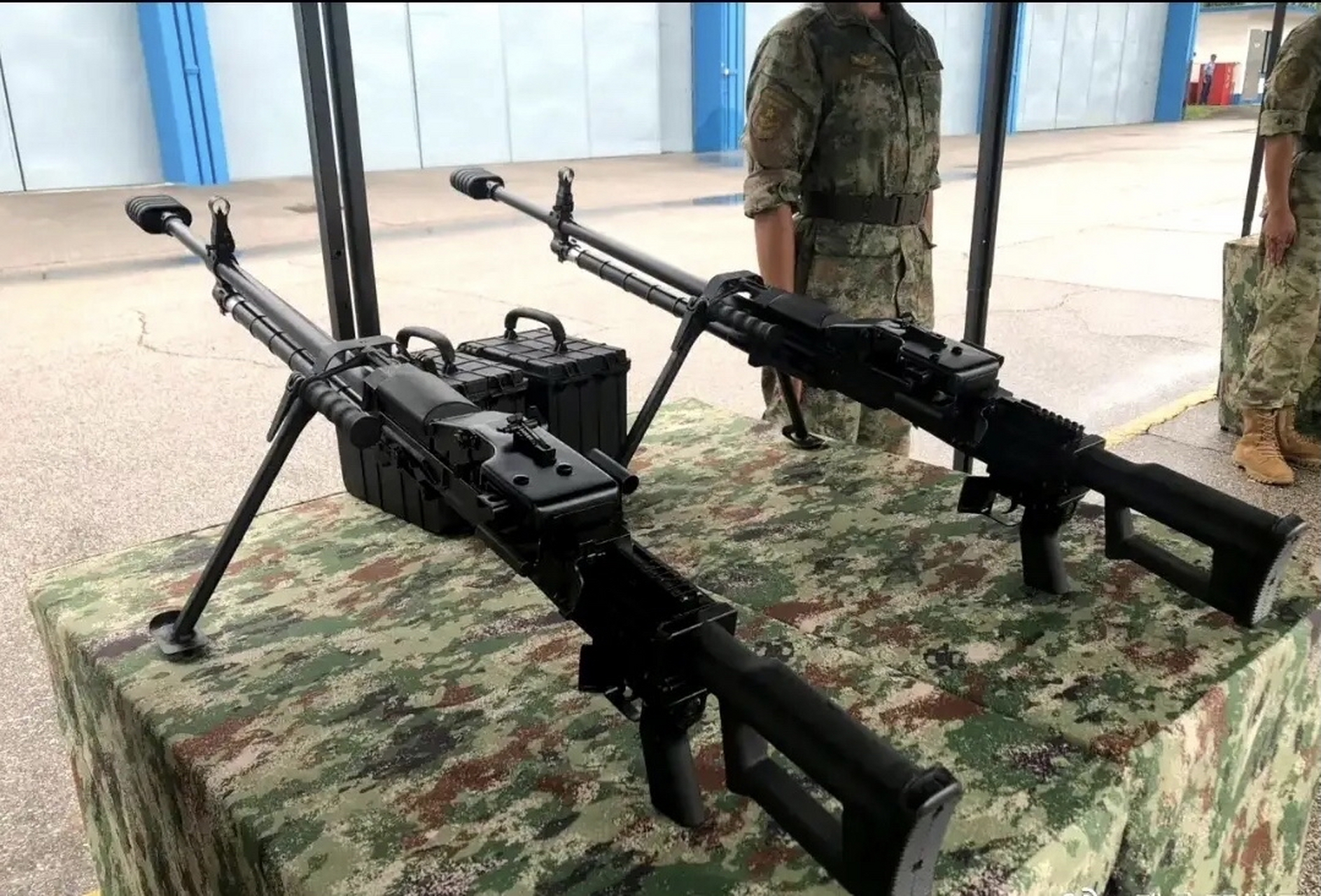 其实qjz-171机枪的枪身并没有大家想的那么轻,它的零部件虽然大量使用