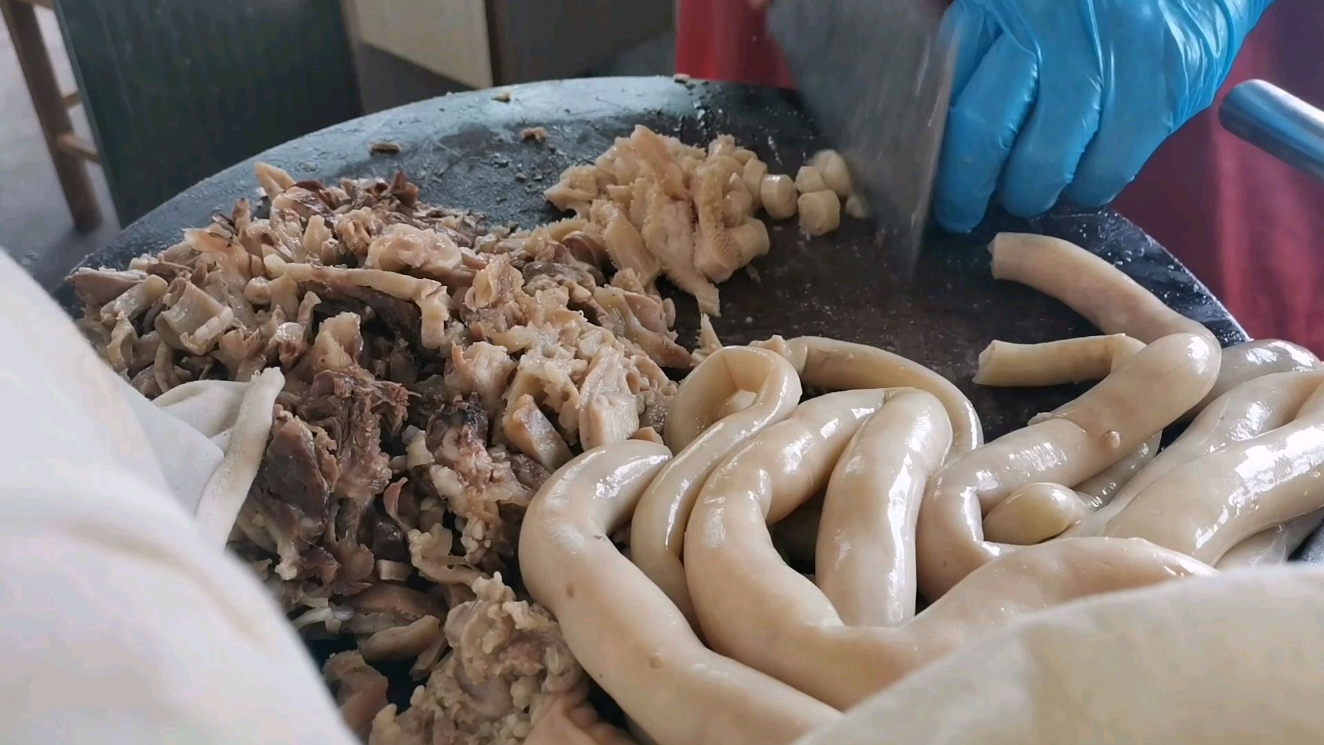 这家羊汤店的肥羊肠好吃,早上7点就营业,食客们来了都围着买