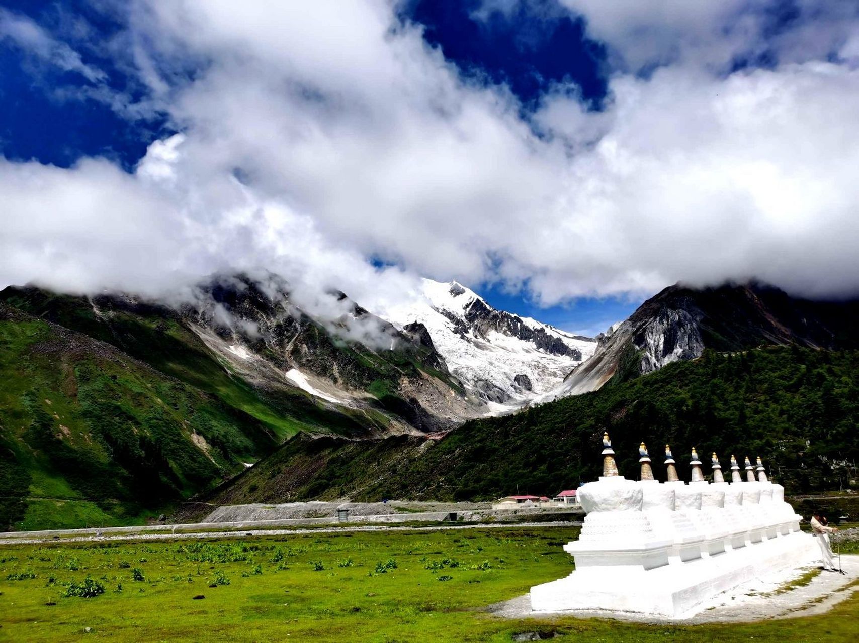 嘎隆拉雪山位于西藏林芝墨脱县与波密县交界处,被当地人称为神山