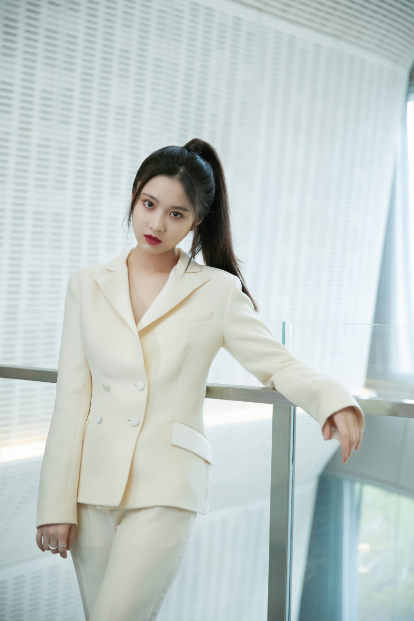 张慧雯气质优雅唯美写真!#明星# #气质美女# #今日星座运势