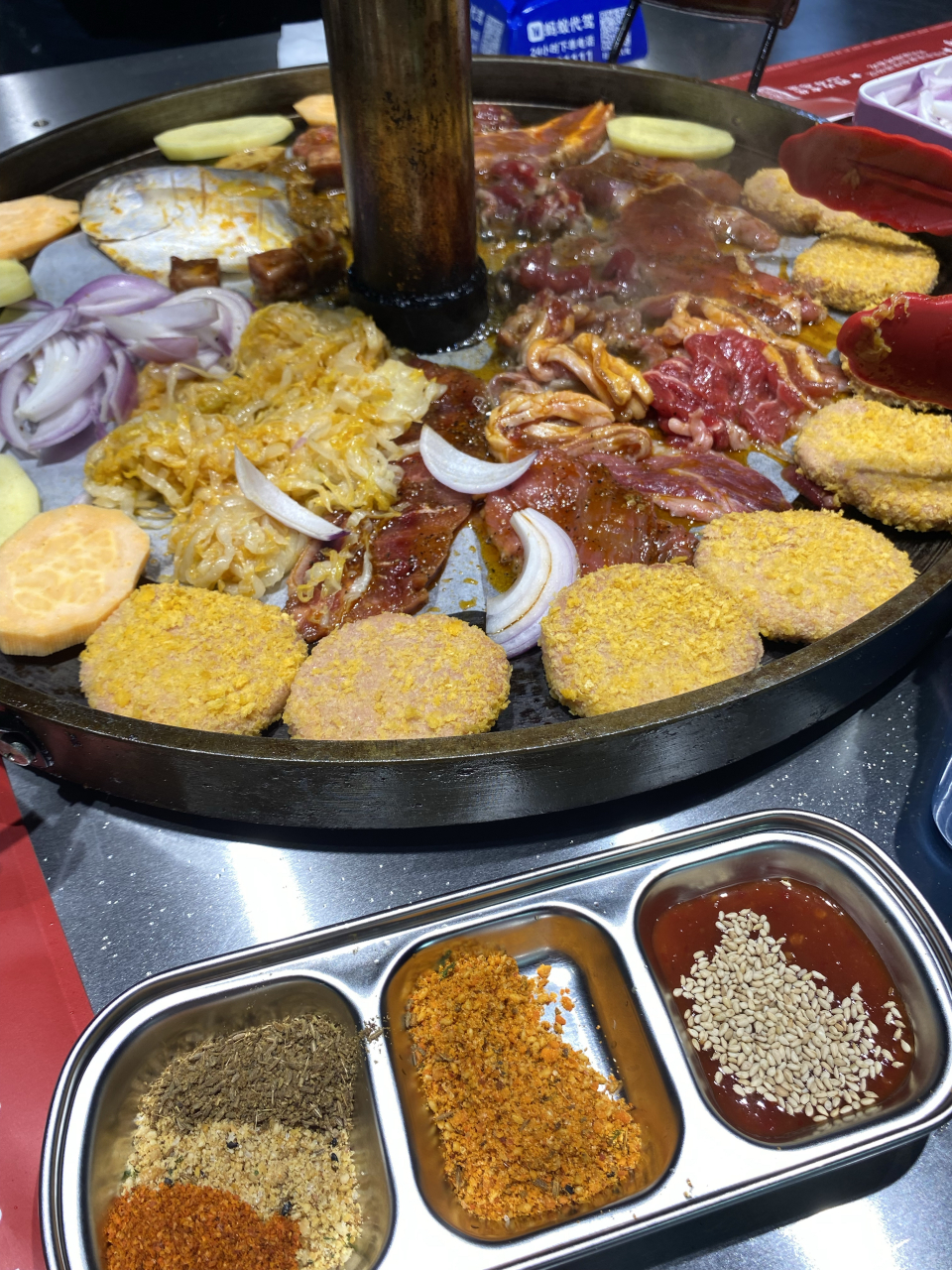 哈尔滨松北 邓炭长地锅烤肉 肉是按斤称重 烤完肉下炝汤面 她家调的