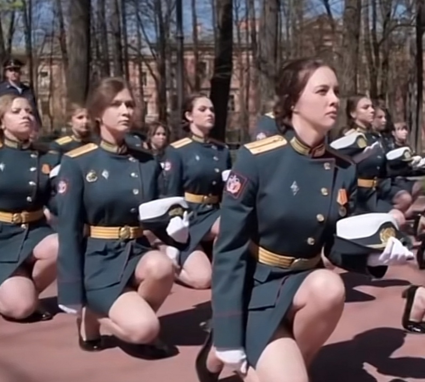 俄羅斯軍校女兵畢業即將奔赴戰場