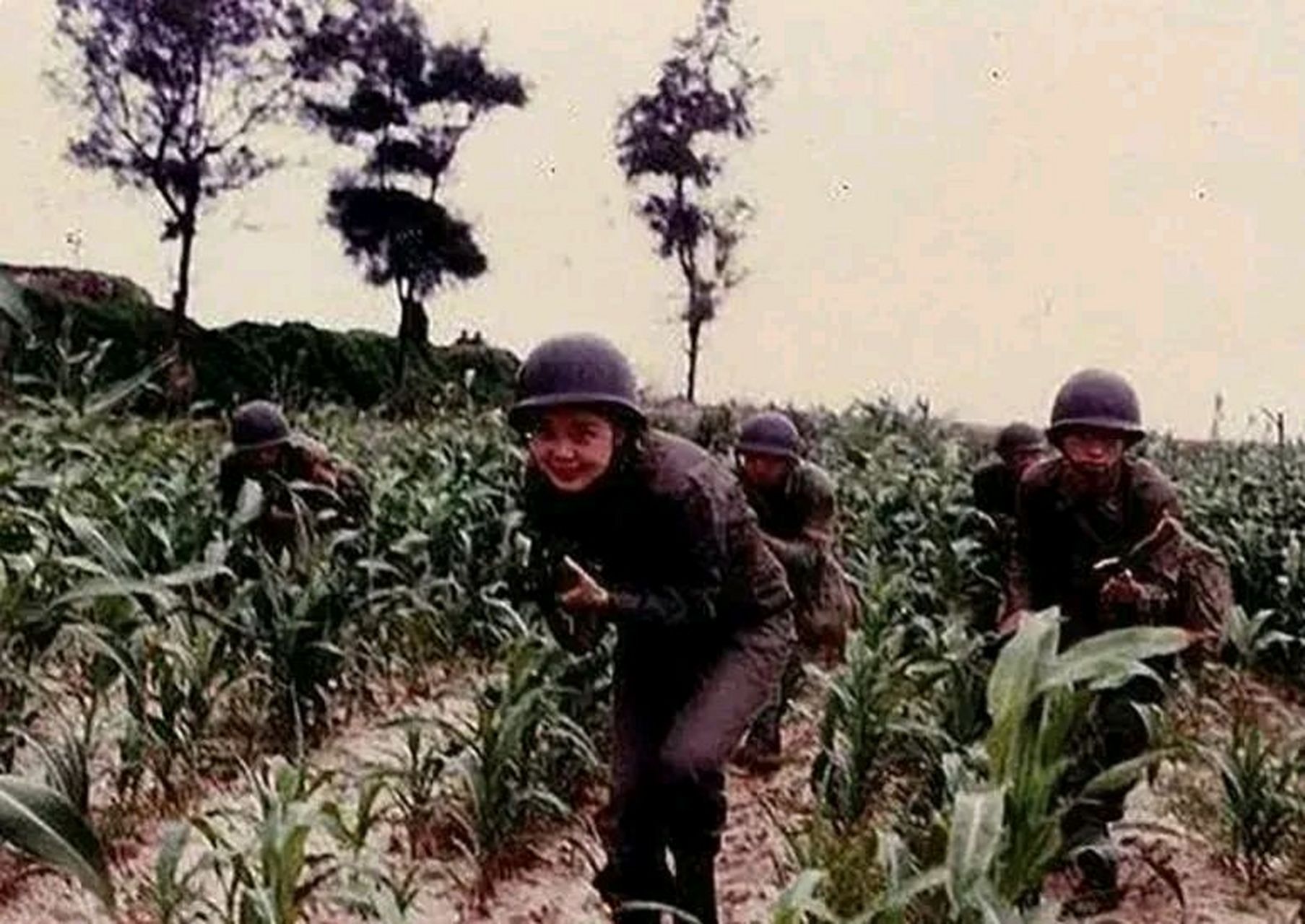 1991年,福建金门,一身戎装,头戴钢盔的邓丽君,在劳军的时候体验了一把