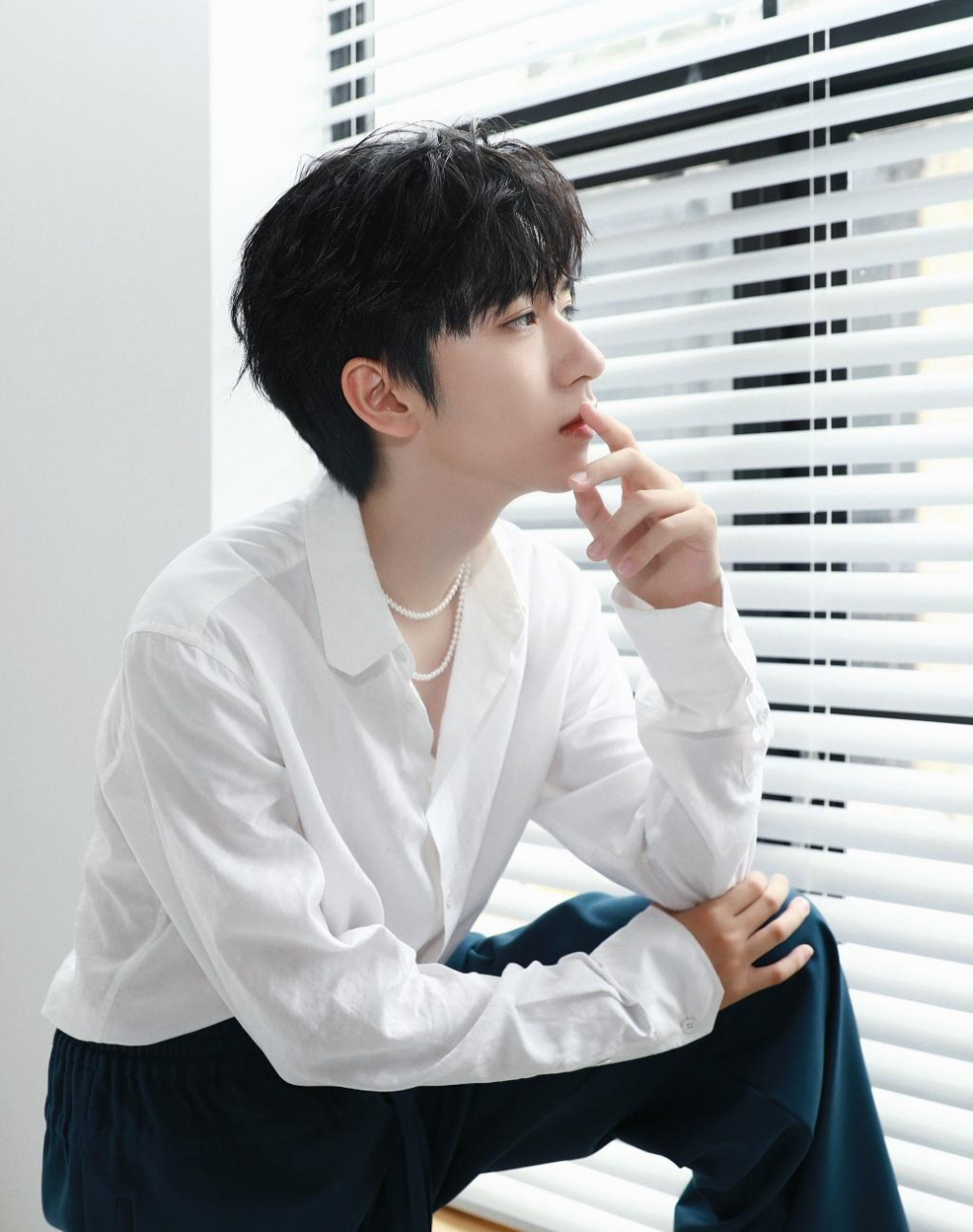 贺峻霖# #百家号星火计划# 小贺穿白衬衫好绝啊!真是个精致男孩