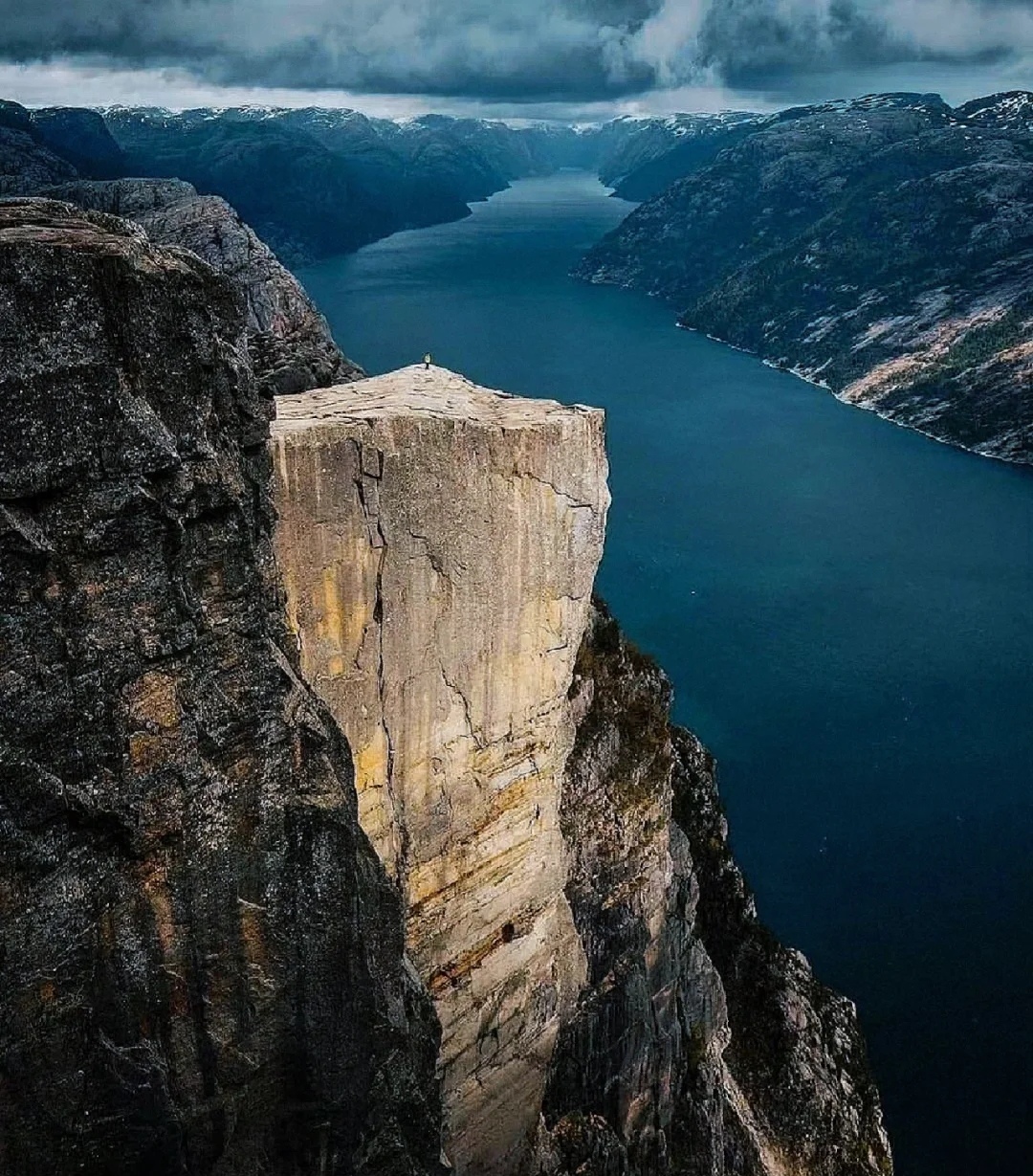 挪威峡谷风光,在冰雪里彰显大气.世界上的峡谷有很多,但是像挪威大峡