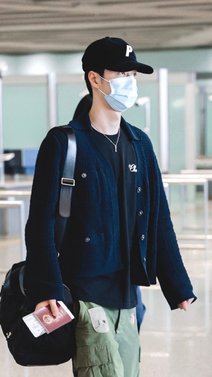 王一博# 即将参加香奈儿2023/24早春度假系列发布会,目前已经抵达