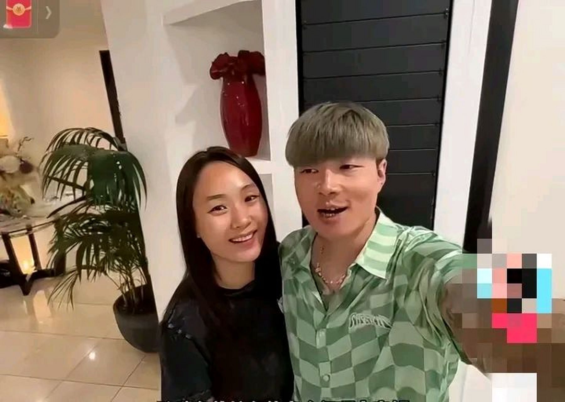 帝师携老婆曝光中秋节近照,终于舍得花钱打扮了,又开了10级美颜,看