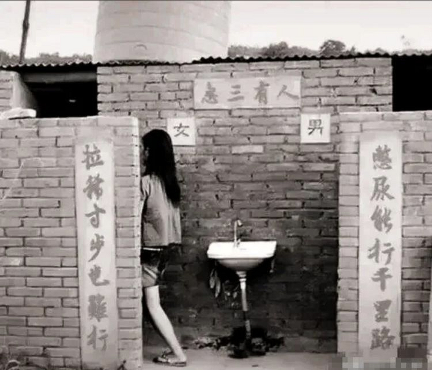 90年代的公共厕所,进入要交费,有多少人去过啊?