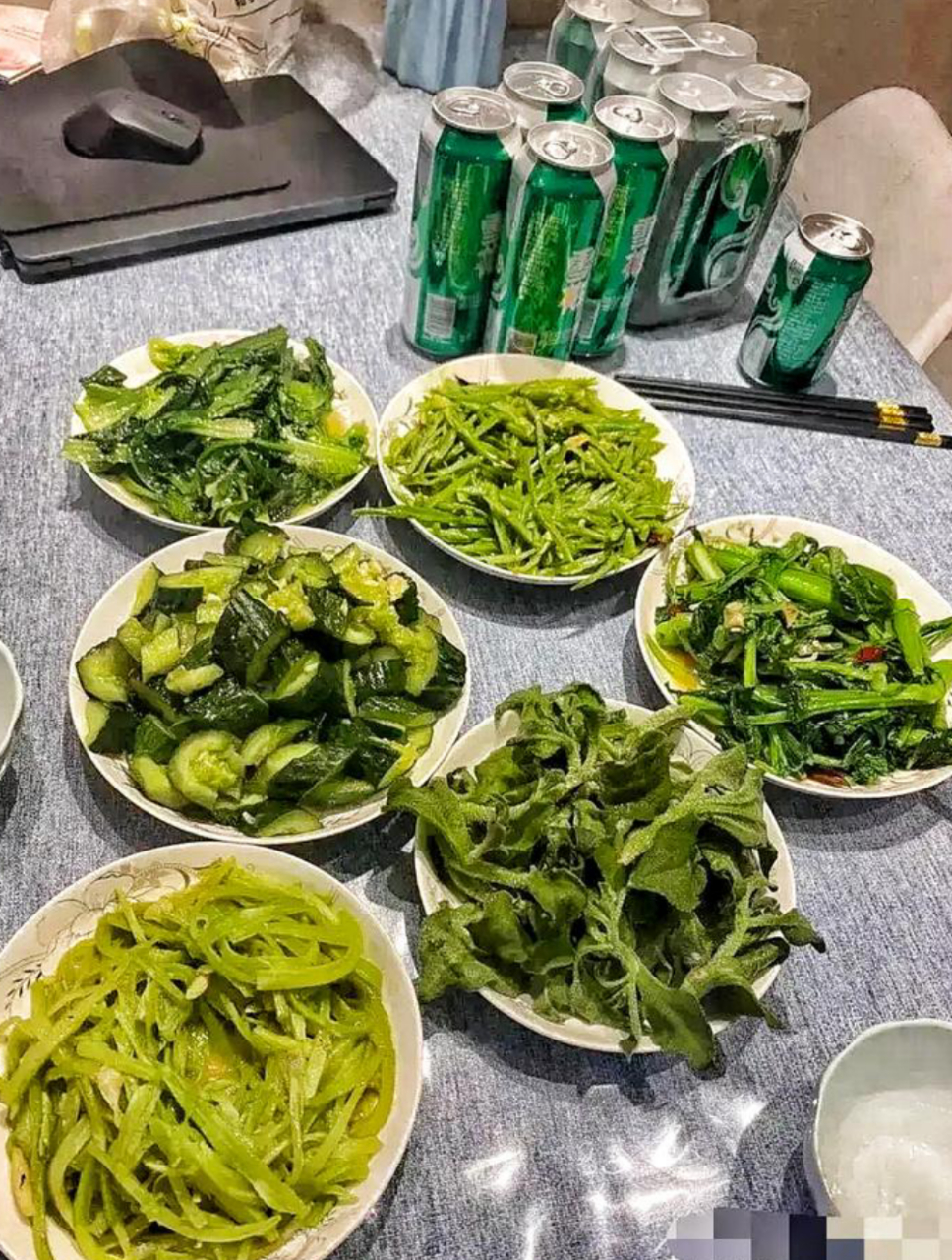 今天过节朋友叫我去他家吃饭,他亲手做了一桌子好菜,好感动哦