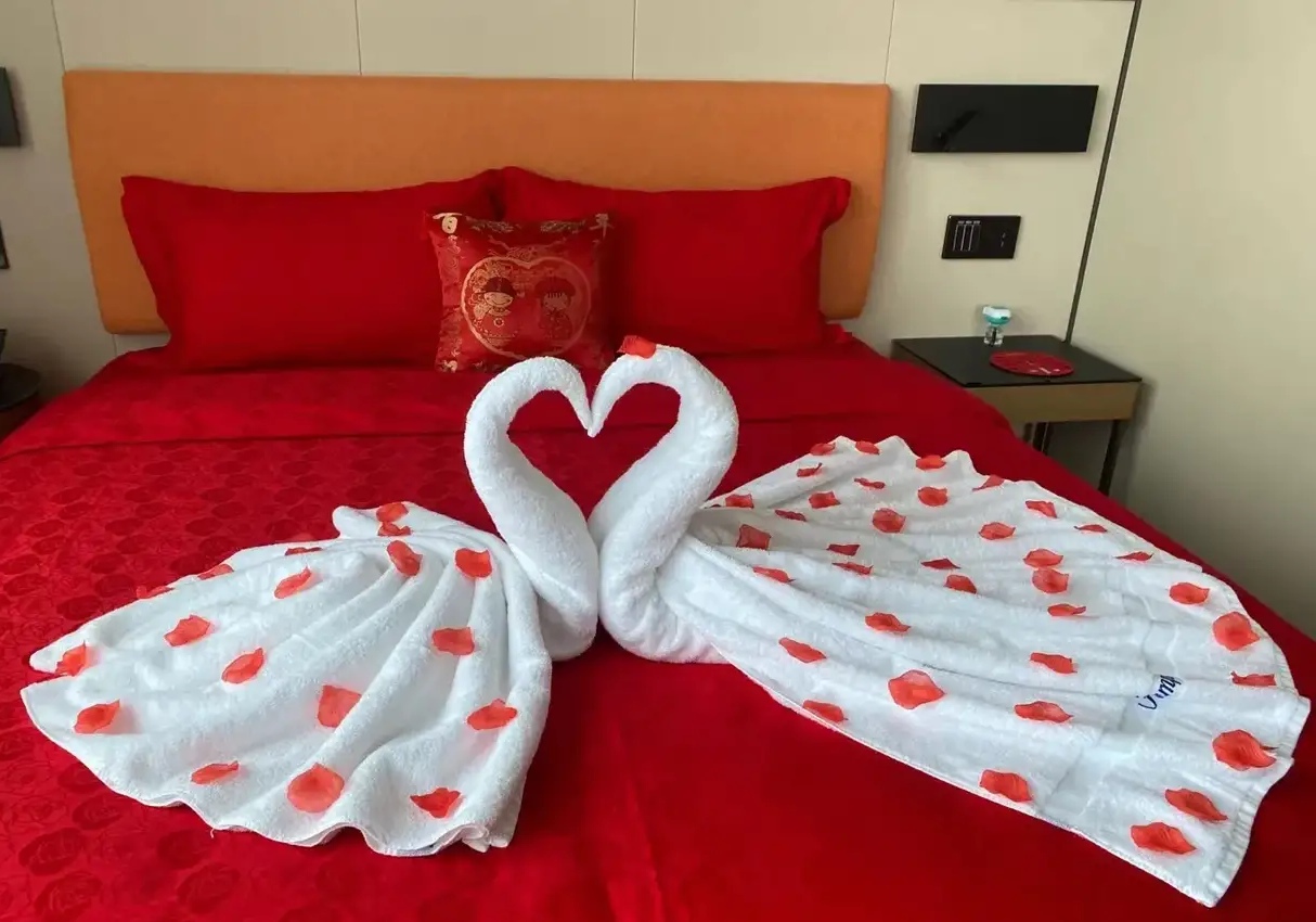 激动的是,儿子36岁了,终于定下日子要办婚礼;不安