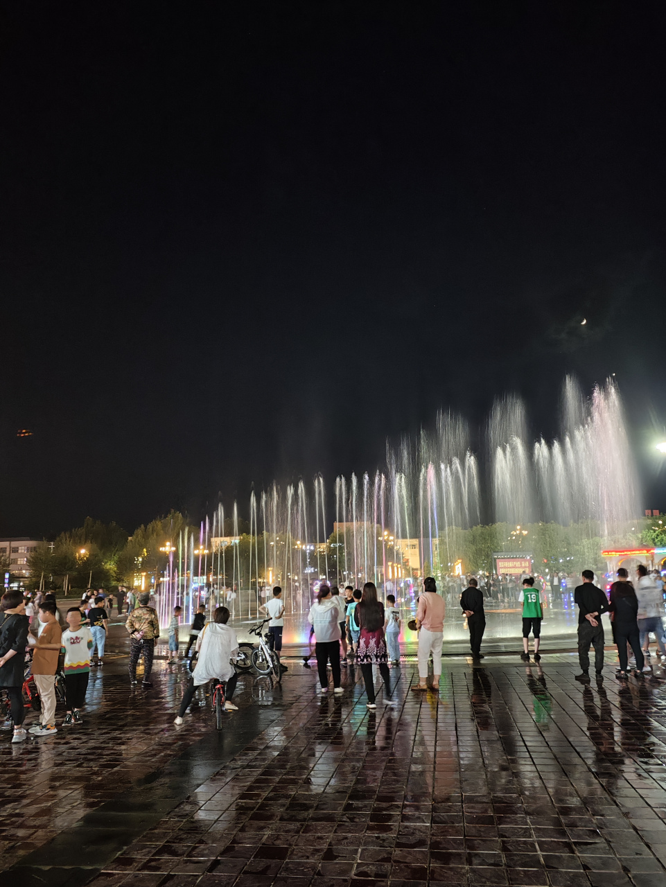 晚上路过新城广场喷泉,炎炎夏日,来看喷泉的人很多,曾几何时,我也在