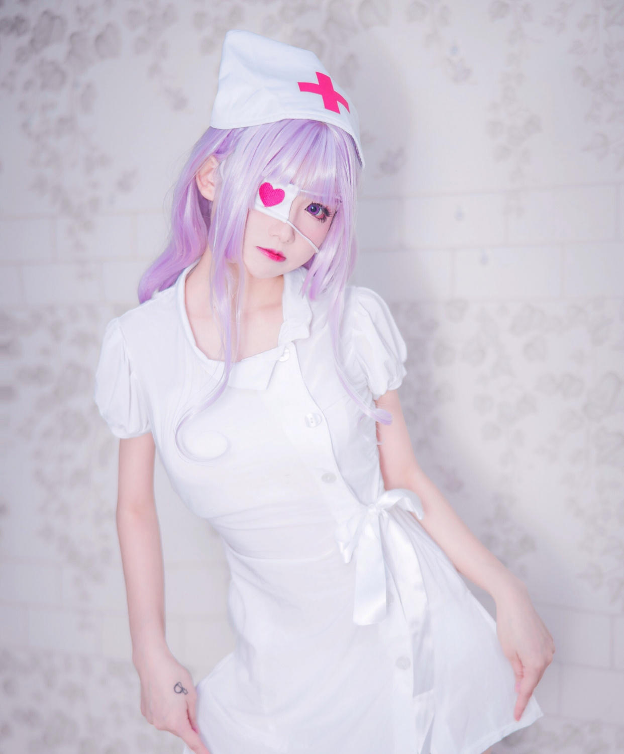 cosplay:带着爱心眼罩的银发小护士,我的爱心护理可不便宜哦