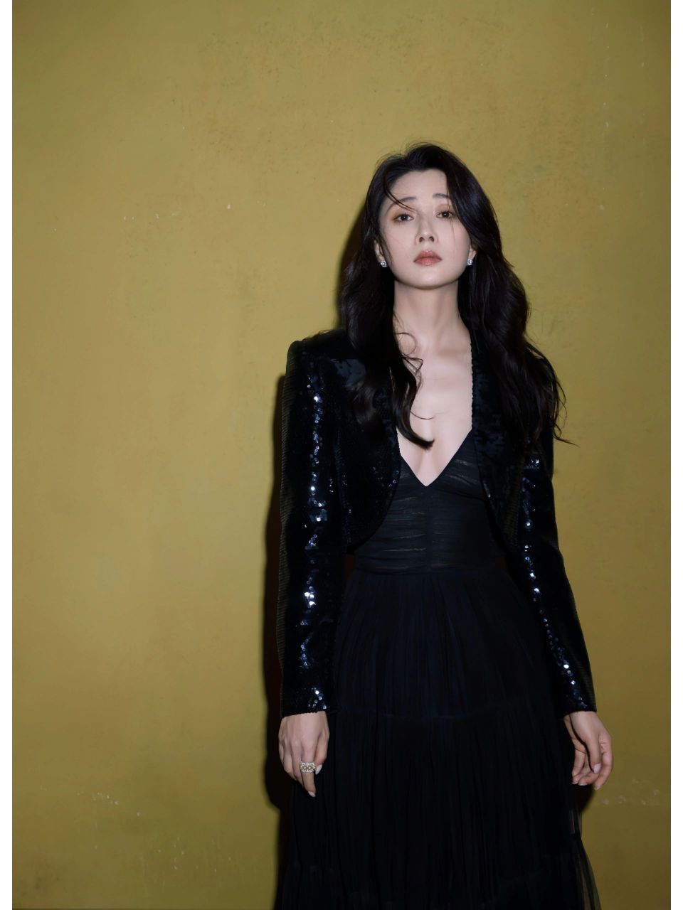 殷桃,是不是还不错,最近有点淡出大家的视野了,不过还是很有韵味的.