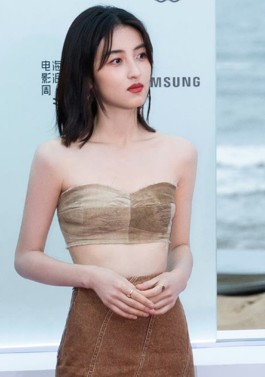 张子枫拿奖后再次亮相红毯,风格越来越成熟范了,脸还是子枫妹妹,但