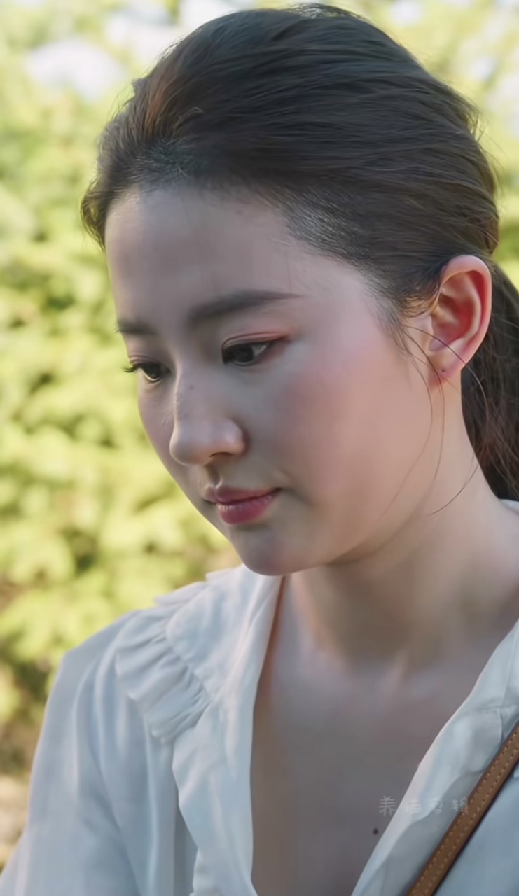 1987年的刘亦菲已经36岁了,但是在我心里以前是最漂亮的女孩子.