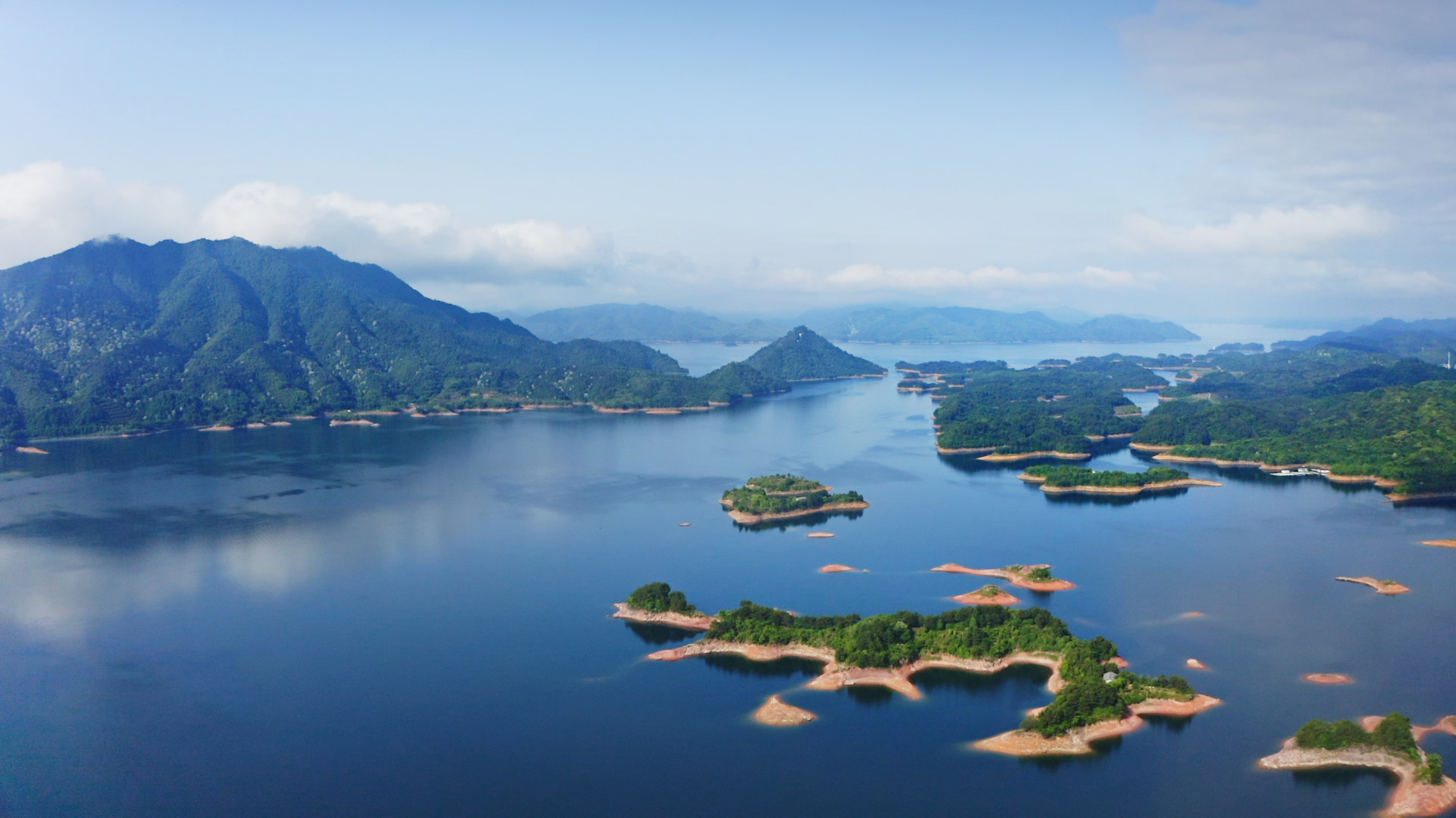 「千岛湖」世界三大千岛湖之一,位于浙江省杭州市淳安县.