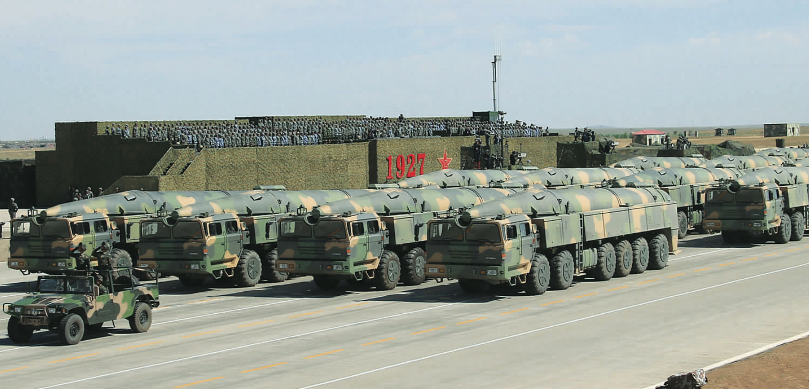 近日,有消息称,"东风-27"导弹准确命中了5000公里之外的海上移动目标.