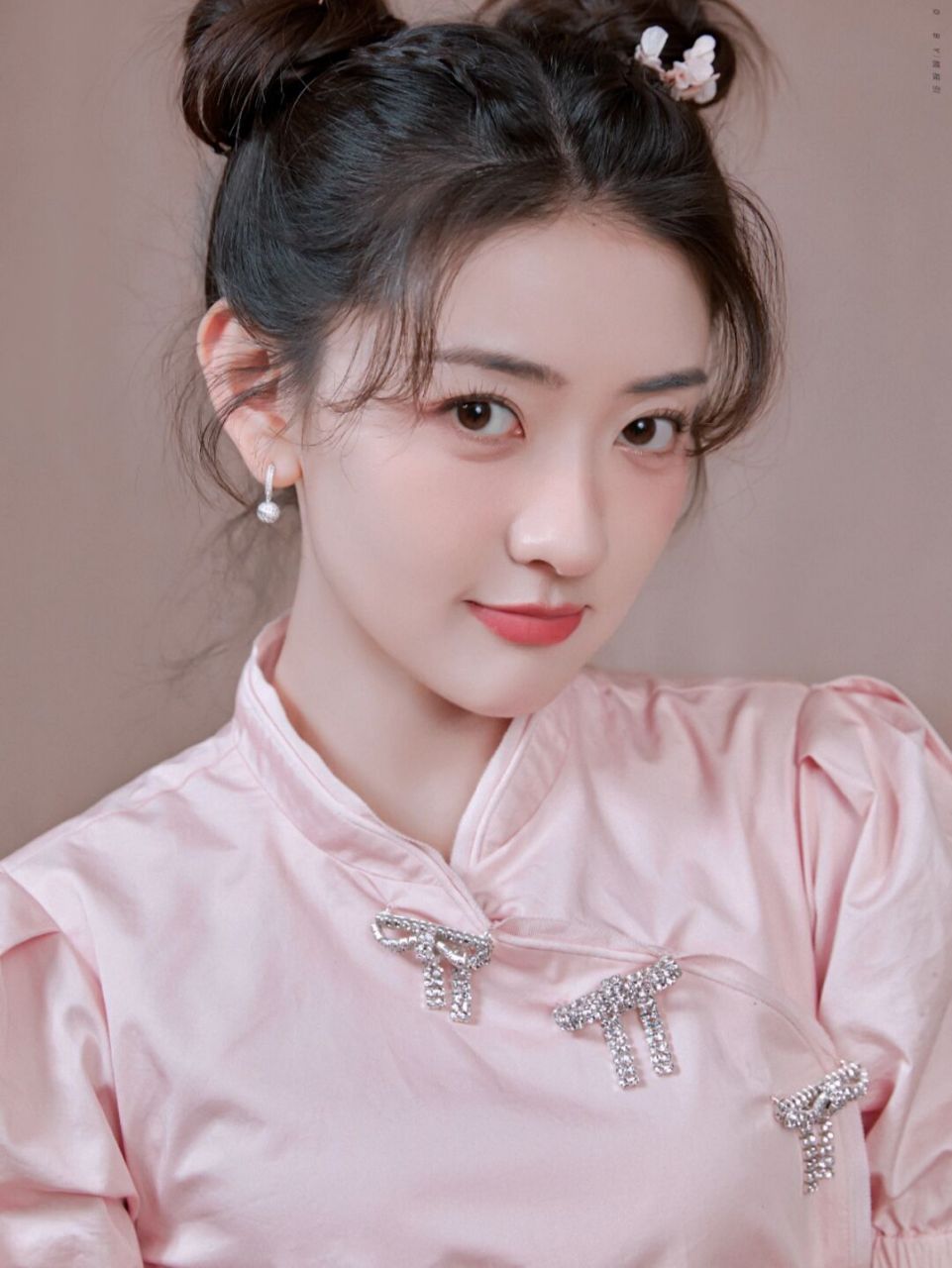 梁洁好久不见,穿粉色旗袍好养眼,真漂亮