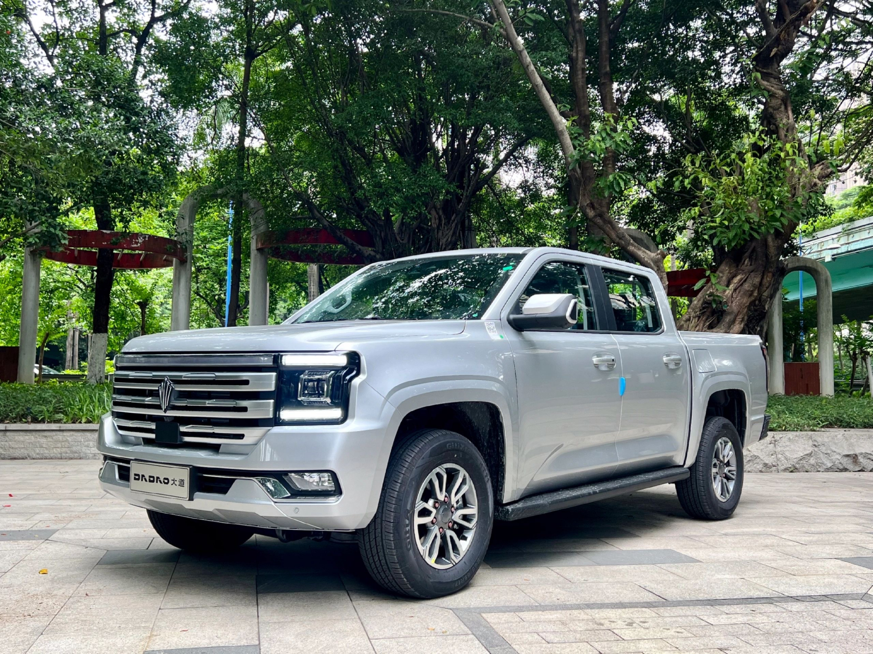 江铃大道乘用版追光者,柴油四驱至尊版,搭载最大功率130kw,峰值扭矩