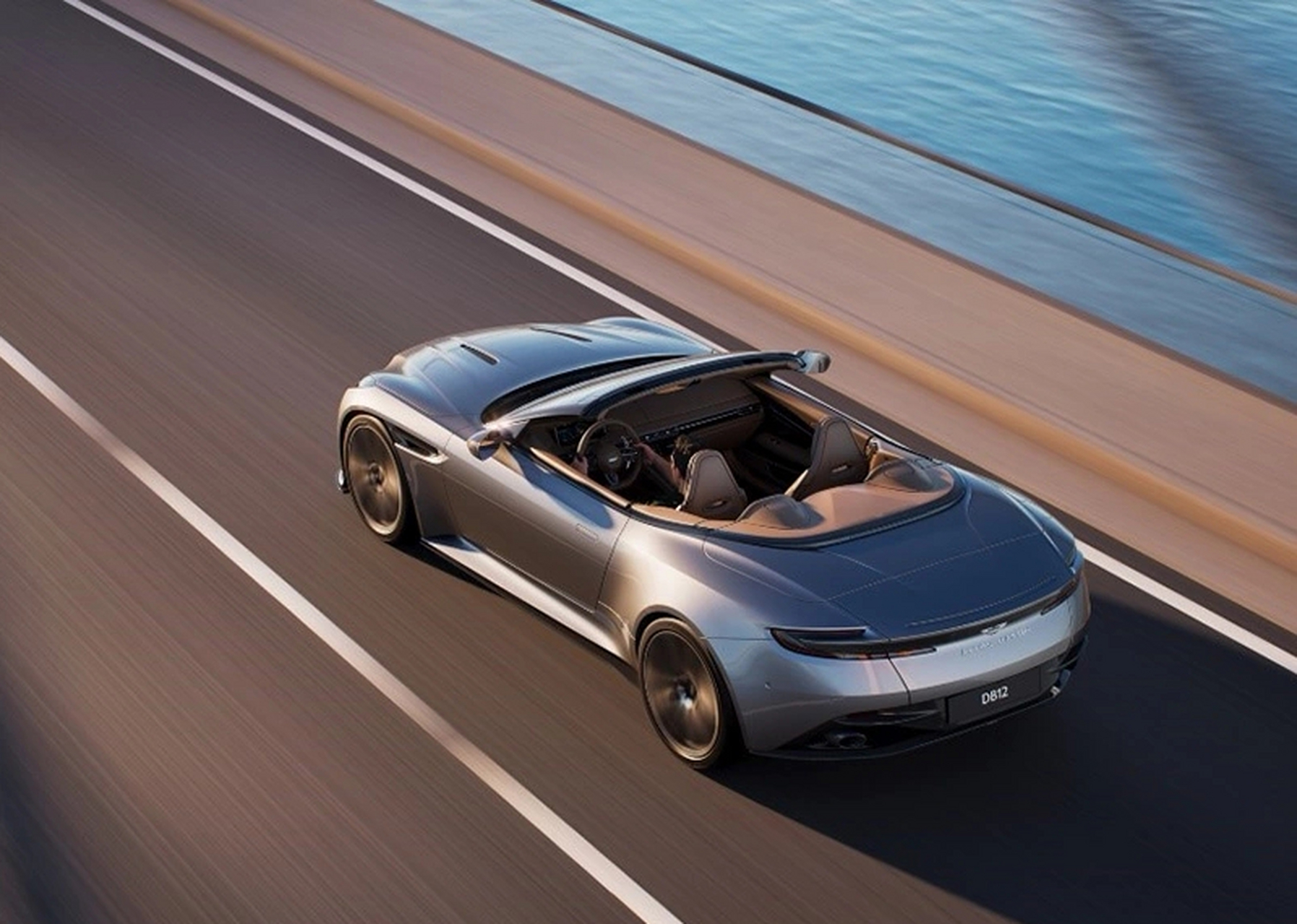 阿斯顿马丁db12敞篷版全球首秀,主打的就是一个优雅 暴躁!