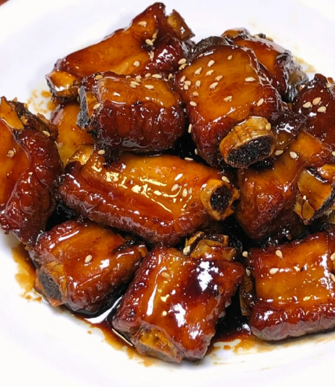 糖醋排骨的简单做法:  材料: - 排骨500克 - 面粉适量 - 食用油适量