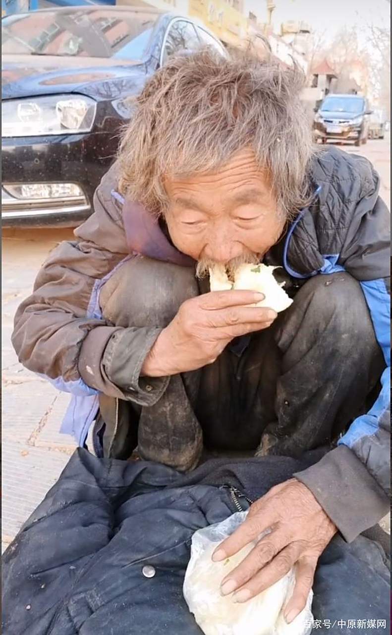 一套是我们整天提及的道德礼仪公平公正.另一套是利益之争