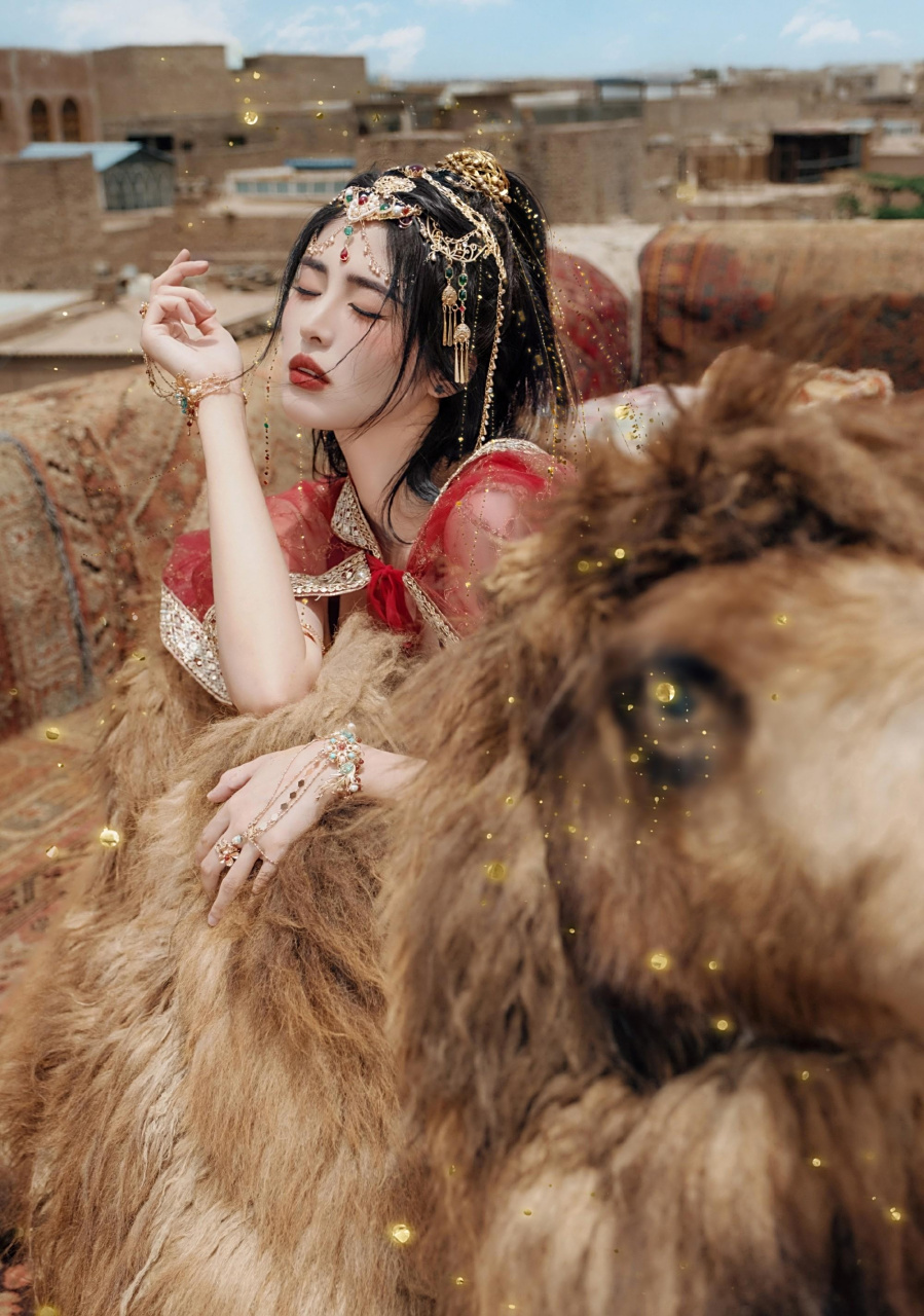 前中国女足门将赵丽娜化身西域美人,拍摄了一组西域风情的红裳写真