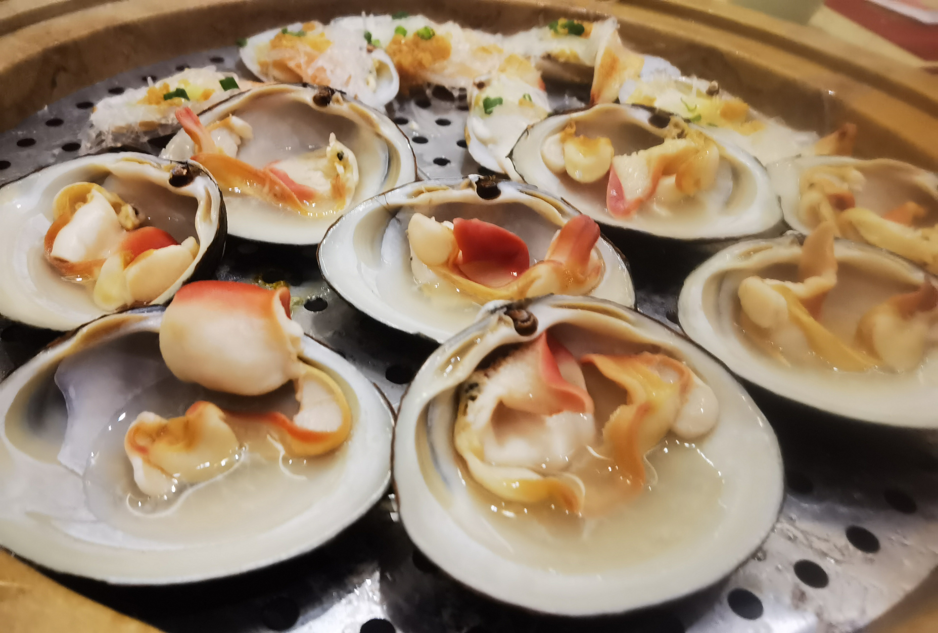 这种蒸海鲜百吃不厌 #探店打卡# 北极贝必点,贝壳里的汤特别鲜,小青龙