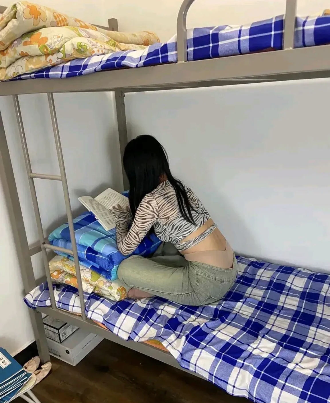 网友:没事干,没哪玩,在宿舍看书