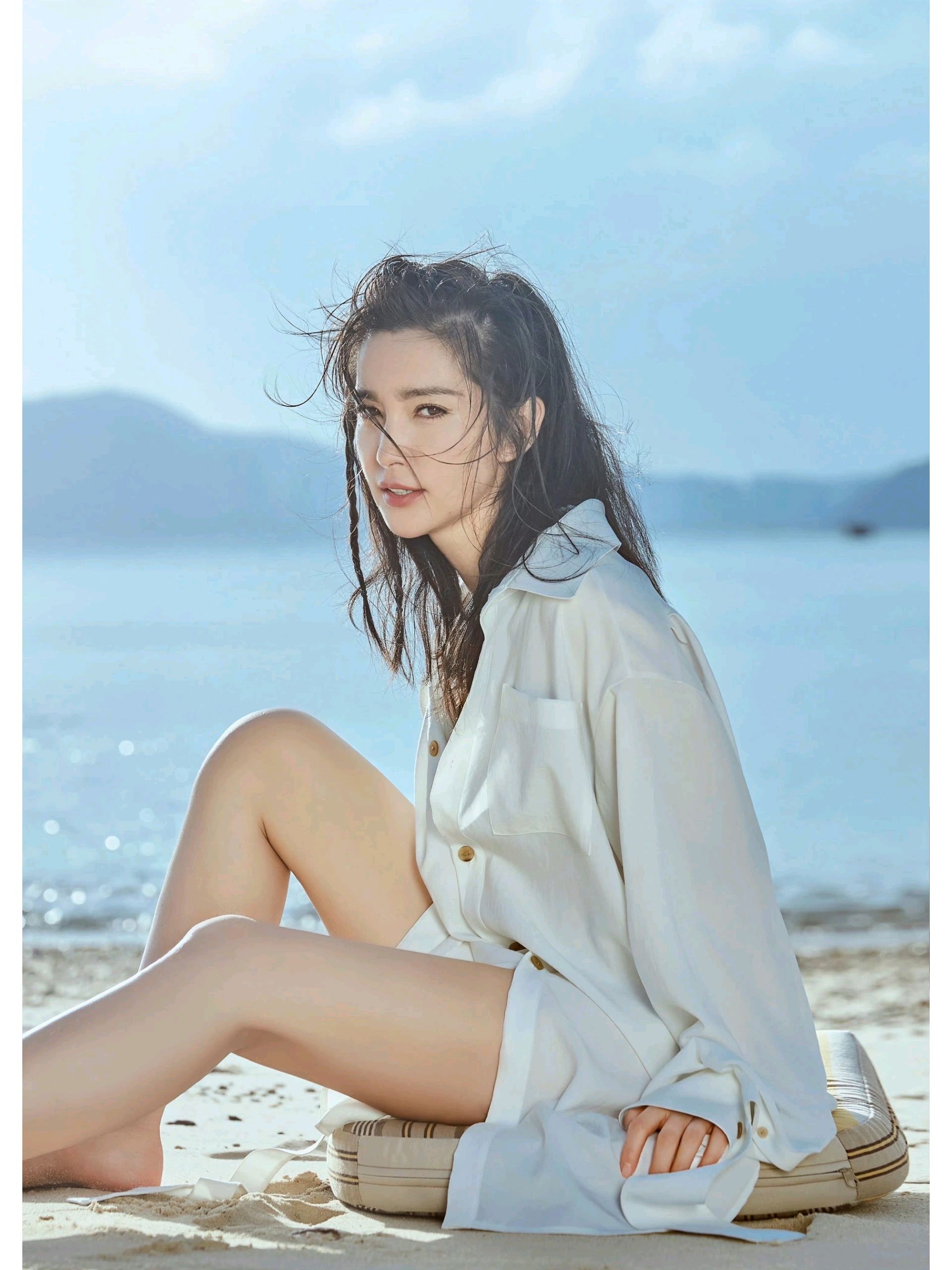 50岁的李冰冰身着黑色泳衣,原来可以这样美