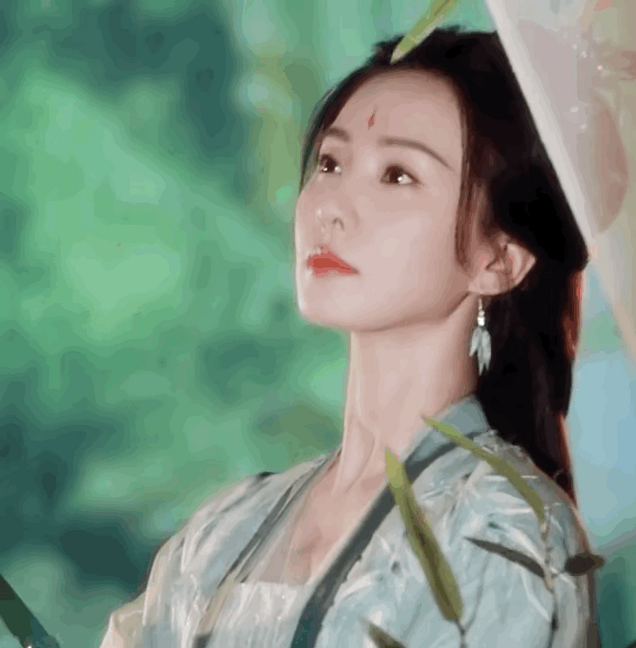 刘诗诗,蜡像脸了[挠头]满满的科技感,面中部太过紧绷95网友:微调后