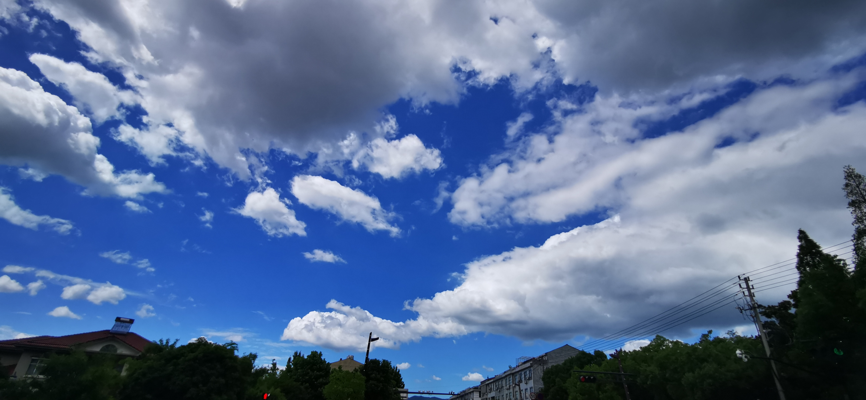 昨日晴空万里,云朵飞扬,蔚蓝天空许久未见顿觉心旷神怡.#ai共创计划