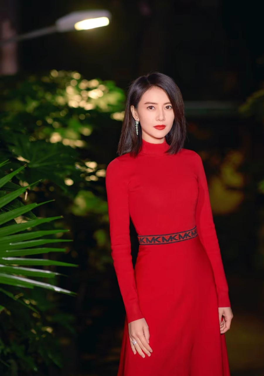 优质作者榜# 知性女神高圆圆,一袭粉红套裙和齐肩短发尽显东方魅力.