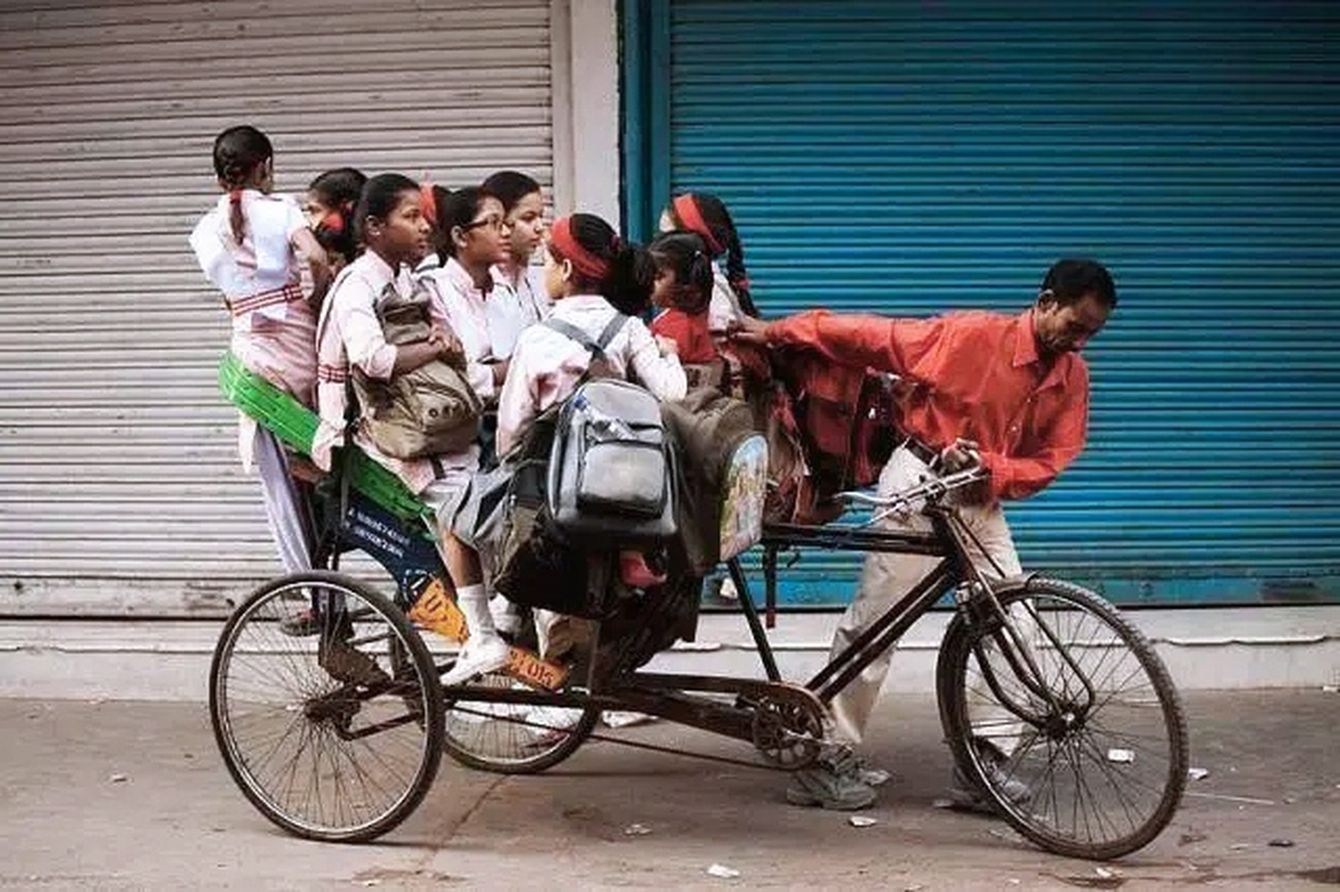 不愧是印度,阿三哥三轮车的载人能力,果然没有让我失望.#趣图搞笑