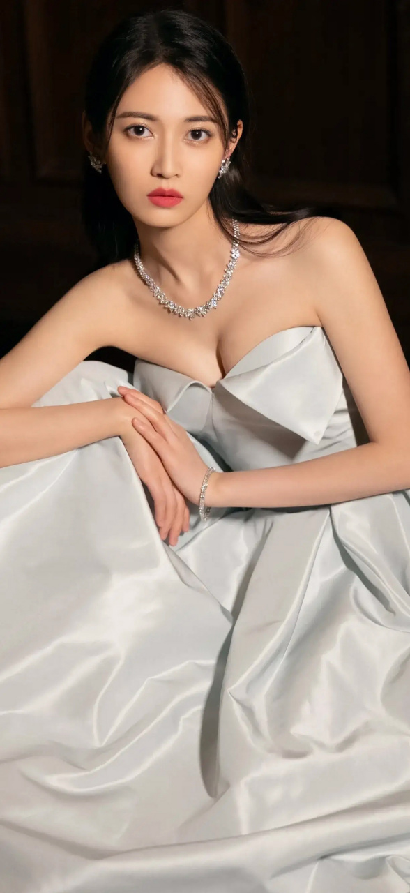 陈钰琪白色抹胸长裙造型手机高清壁纸,明艳动人,简直就是尤物啊,好美