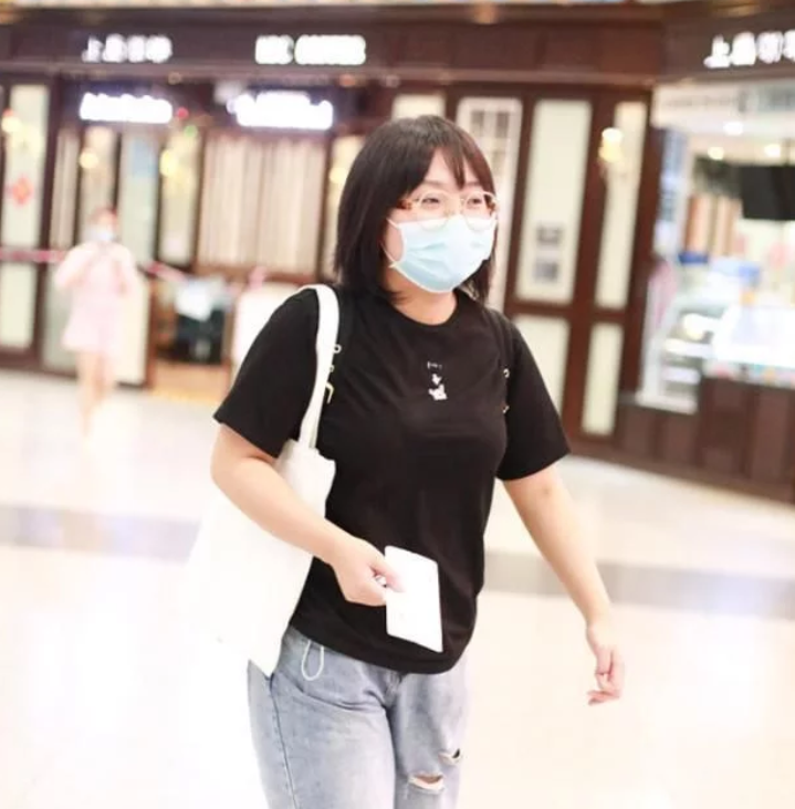 "网络红人"李雪琴,走在机场都有拍照的,就是穿衣风格太朴实