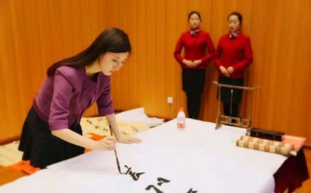 陕西电视台第一新闻主持人谈秋月,书法与颜值都很高,引人盛赞