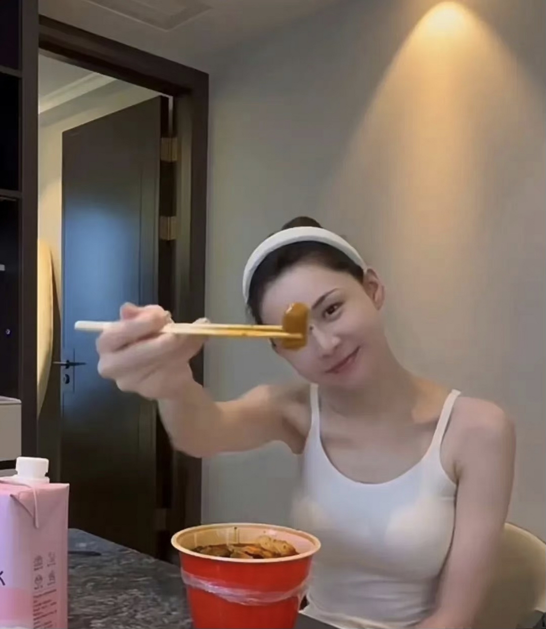 张颖颖太忙直接点外卖吃麻辣烫,饭后还得喝一杯果蔬汁刮油,她的生活