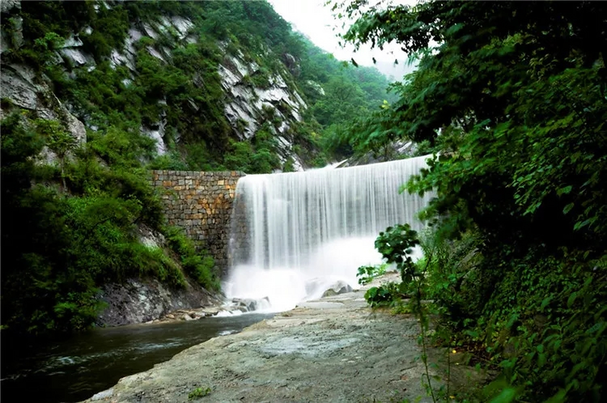 白马尖是大别山主峰,位于安徽省六安市霍山县,海拔1777米,自然原生态